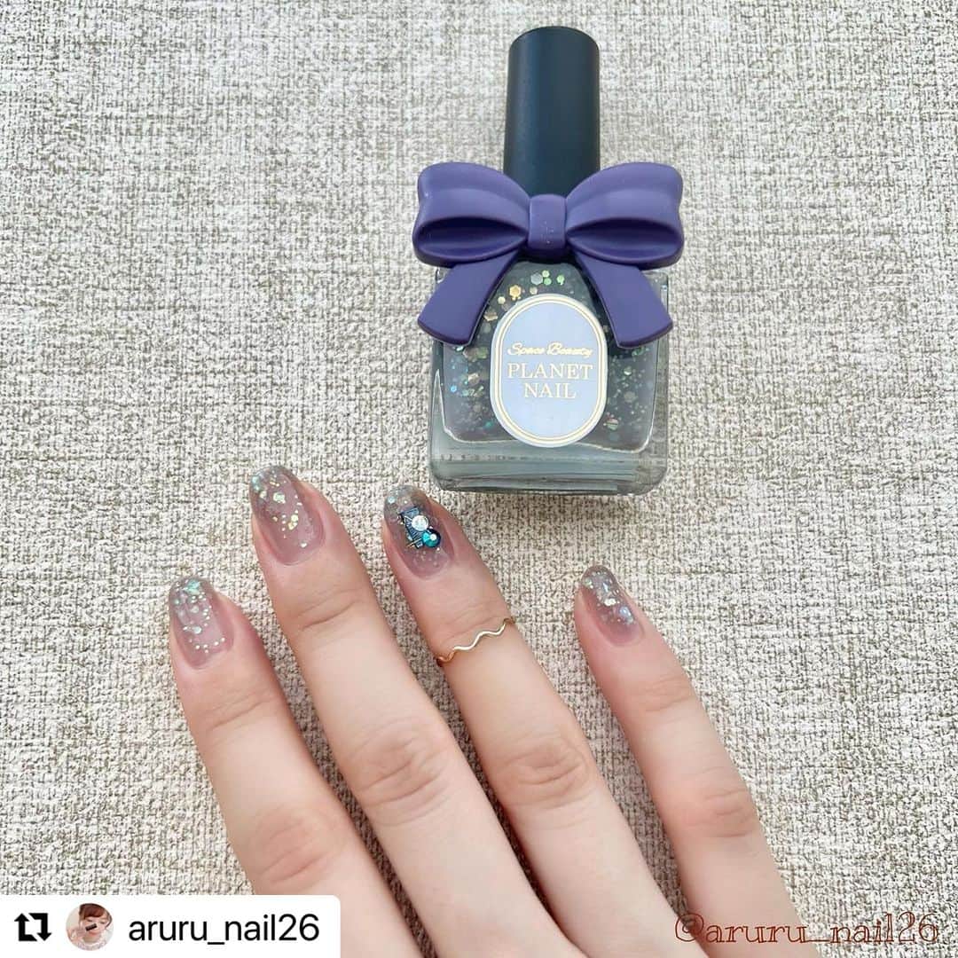 【PLANET NAIL（プラネット ネイル）】公式さんのインスタグラム写真 - (【PLANET NAIL（プラネット ネイル）】公式Instagram)「✰✰✰ ━━━━━━━━━━━━━━━ @aruru_nail26 さま♡  PLANETNAIL ラメネイル PLH04 エトワールグレー を使ったきゅーとなラメネイルデザインのご紹介ありがとうございます👩‍❤️‍💋‍👩✨  ホログラム入りハードナーなので こんなにeasyに可愛くデザインできちゃうんです🩷 みなさままぜひぜひまねっこしてみてください✨✨✨ ╍ ╍ ╍ ╍ ╍ ╍ ╍ ╍ ╍ ╍ ╍ ╍ ╍ ╍ ╍ ╍ ╍   PLANET NAILエトワールグレー ( @planet.jp )  9/11に発売された新色ハードナーをいただいたので ささっと塗ってみました💅  ぷっくりキラキラに仕上がりました〜✨  1度塗りでも十分にラメがつくので 1度塗りでも2度塗りでも可愛いです💓  私のおすすめは1度塗りと2度塗りを MIXさせること！  ベースのカラーがクリアグレーなので 濃淡をつけてあげると抜け感が出て オシャレな雰囲気になる気がします☺️  ブログも更新しました！ → @aruru_nail26   実はプラネットガールに応募していてて、 2次の面談まで進んだのですが 残念ながら選ばれなかったんです🥲  ですがその後、 感謝の気持ちとして新色を送ってくださったんです🥺  優しすぎませんか😂😂😂  もう1色、運命の女神も頂いたので それでもネイルをしたいと思います💅   #セルフネイル  #ポリッシュネイル  #nail #自爪ネイル #ロカリネイル #あるるセルフネイル  #プラネットネイル」9月28日 15時57分 - planet.jp