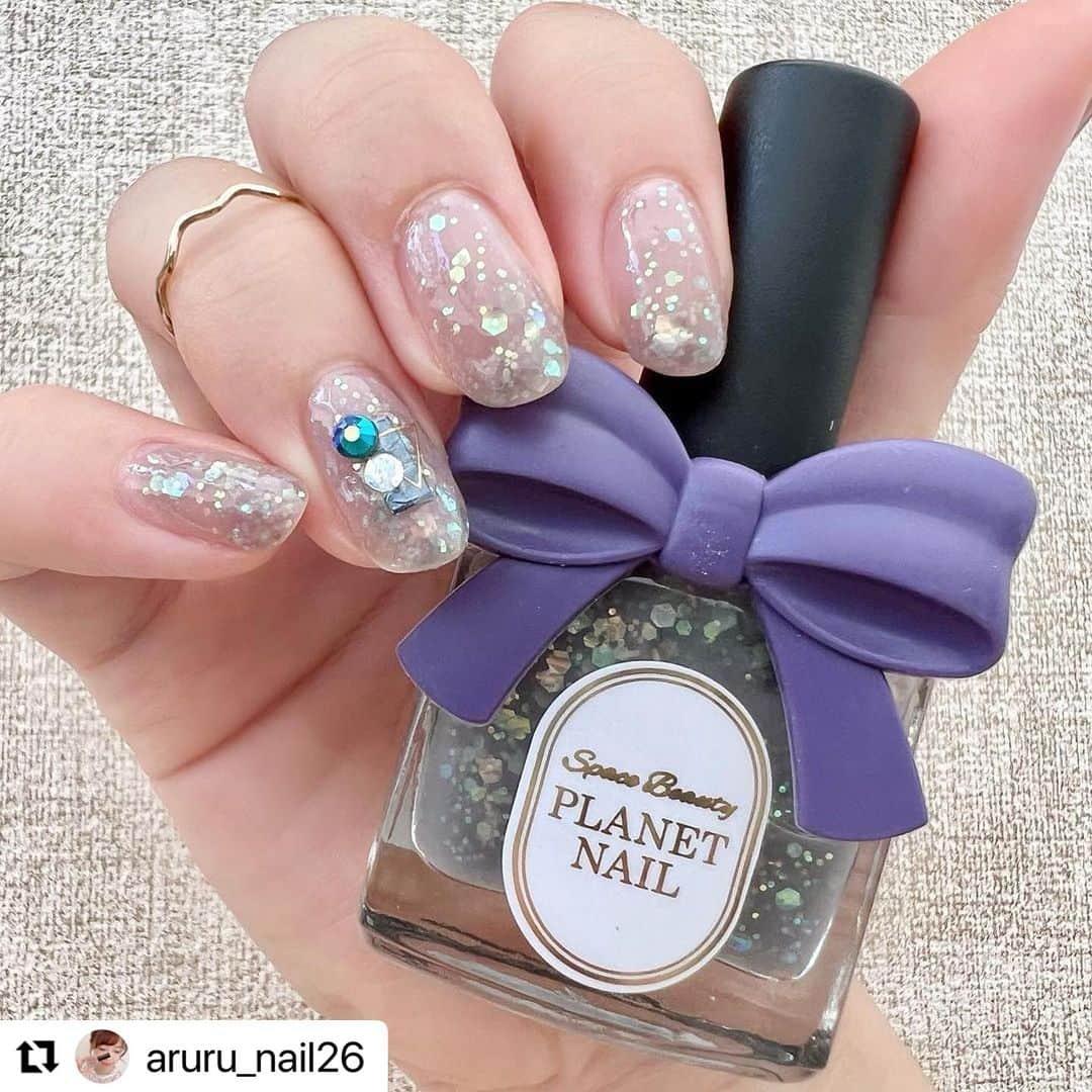 【PLANET NAIL（プラネット ネイル）】公式のインスタグラム：「✰✰✰ ━━━━━━━━━━━━━━━ @aruru_nail26 さま♡  PLANETNAIL ラメネイル PLH04 エトワールグレー を使ったきゅーとなラメネイルデザインのご紹介ありがとうございます👩‍❤️‍💋‍👩✨  ホログラム入りハードナーなので こんなにeasyに可愛くデザインできちゃうんです🩷 みなさままぜひぜひまねっこしてみてください✨✨✨ ╍ ╍ ╍ ╍ ╍ ╍ ╍ ╍ ╍ ╍ ╍ ╍ ╍ ╍ ╍ ╍ ╍   PLANET NAILエトワールグレー ( @planet.jp )  9/11に発売された新色ハードナーをいただいたので ささっと塗ってみました💅  ぷっくりキラキラに仕上がりました〜✨  1度塗りでも十分にラメがつくので 1度塗りでも2度塗りでも可愛いです💓  私のおすすめは1度塗りと2度塗りを MIXさせること！  ベースのカラーがクリアグレーなので 濃淡をつけてあげると抜け感が出て オシャレな雰囲気になる気がします☺️  ブログも更新しました！ → @aruru_nail26   実はプラネットガールに応募していてて、 2次の面談まで進んだのですが 残念ながら選ばれなかったんです🥲  ですがその後、 感謝の気持ちとして新色を送ってくださったんです🥺  優しすぎませんか😂😂😂  もう1色、運命の女神も頂いたので それでもネイルをしたいと思います💅   #セルフネイル  #ポリッシュネイル  #nail #自爪ネイル #ロカリネイル #あるるセルフネイル  #プラネットネイル」