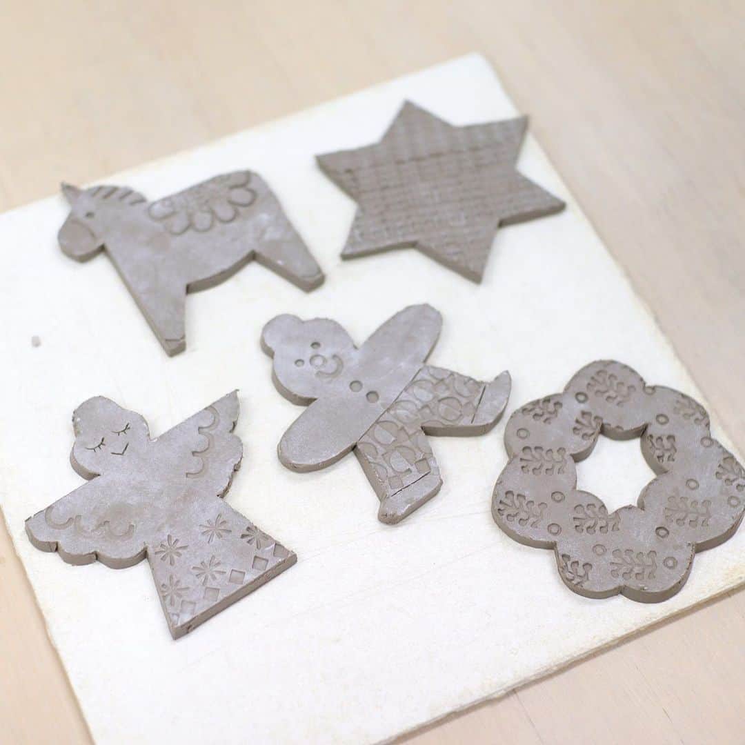 BIRDS' WORDSさんのインスタグラム写真 - (BIRDS' WORDSInstagram)「【ワークショップ 追加開催のお知らせ】 「陶器のXmasオーナメントを作るワークショップ」 ご好評につき追加開催が決定いたしました。  追加日程：10月28日(土) 午前の部 10:00～／午後の部 13:30～ 定員：各回10名  追加日程分につきましても先着順の受付とさせていただきます。 詳細をご一読の上お申し込みください。  皆様のご参加を心よりお待ちしております。  – – – – – – – – – – – – – – – – – – – –  ■陶器のXmasオーナメントを作るワークショップ＜追加開催分＞  [日程] 2023年10月28日(土) *27日(金)は満席のため現在キャンセル待ち受付中 [時間] 午前の部 10:00～ ／ 午後の部 13:30～ [所要時間] 約1時間30分 [制作物] オーナメント ５つ（完成サイズ：約W75 x H75 x D5mm）※完成サイズは目安です [定員] 各回　10名 ※先着順 [参加費] 1組　4,950円(税込)＋配送料 550円(税込) 　　　　★配送料はワークショップ当日にお支払いいただきます。(※現金のみ) [持ち物] エプロン、ハンカチやハンドタオル、配送料550円 ※ご飲食はお控えください。水やお茶などはご持参頂けます。 [開催場所] バーズワーズ アトリエ（大阪市中央区） [事前準備] アイデアスケッチや参考画像などをご用意していただくと制作がスムーズに行えます。  [ 受付期間 ]  10月23日（月）16:00まで ※先着順での受付とし、定員になり次第キャンセル待ち受付開始とさせていただきます。  ＜ご購入について＞ ・１グループ3名までご購入が可能です。 ・お支払い方法は「クレジットカード決済」または「銀行振込」からお選びいただけます。 ・クーポンはご利用できません。 ・お申し込み確定後、注文確認メールが自動送信されます。メールが届かない方はお手数ですがお問い合わせください。 ・スペースの関係上、付き添いはご遠慮ください。 ・小学生以下のお子様だけでご参加いただくことはできません。  ＜お申込みのキャンセルについて＞ ・お申し込みを辞退される場合は速やかにご連絡ください。 ・お支払い後にキャンセルをされますとキャンセル料が発生する場合がございます。 （詳細は申込ページに記載しております）  ＜制作物について＞ ・制作物は配送でのお届けのみとし、店頭でのお受け取りは不可とさせていただきます。 ・リボン、ヒモは付属しません。 ・配送業者、日付指定はお受けできません。 ・制作物は11月下旬頃に発送予定です。焼成のスケジュールにより前後する場合がございます。 ・ハンコの押し具合や土の状態や釉薬の縮み具合により、制作物にヒビや欠けが発生することがあります。予めご了承ください。  お申し込み・詳細はストーリーズ「workshop」からご確認いただけます。  #バーズワーズ #birdswords #birdswordsosakastore #谷町 #大阪谷町 #谷町九丁目 #谷町六丁目 #tanimachi #インテリア雑貨 #インテリア #暮らしを楽しむ #workshop #ワークショップ #陶芸 #陶器 #バーズワーズワークショップ #クリスマス #オーナメント」9月28日 16時00分 - birds_words