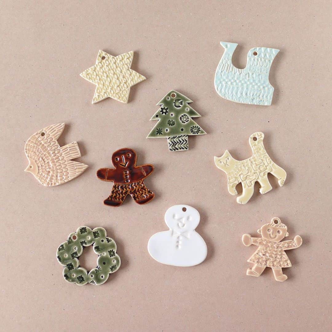BIRDS' WORDSさんのインスタグラム写真 - (BIRDS' WORDSInstagram)「【ワークショップ 追加開催のお知らせ】 「陶器のXmasオーナメントを作るワークショップ」 ご好評につき追加開催が決定いたしました。  追加日程：10月28日(土) 午前の部 10:00～／午後の部 13:30～ 定員：各回10名  追加日程分につきましても先着順の受付とさせていただきます。 詳細をご一読の上お申し込みください。  皆様のご参加を心よりお待ちしております。  – – – – – – – – – – – – – – – – – – – –  ■陶器のXmasオーナメントを作るワークショップ＜追加開催分＞  [日程] 2023年10月28日(土) *27日(金)は満席のため現在キャンセル待ち受付中 [時間] 午前の部 10:00～ ／ 午後の部 13:30～ [所要時間] 約1時間30分 [制作物] オーナメント ５つ（完成サイズ：約W75 x H75 x D5mm）※完成サイズは目安です [定員] 各回　10名 ※先着順 [参加費] 1組　4,950円(税込)＋配送料 550円(税込) 　　　　★配送料はワークショップ当日にお支払いいただきます。(※現金のみ) [持ち物] エプロン、ハンカチやハンドタオル、配送料550円 ※ご飲食はお控えください。水やお茶などはご持参頂けます。 [開催場所] バーズワーズ アトリエ（大阪市中央区） [事前準備] アイデアスケッチや参考画像などをご用意していただくと制作がスムーズに行えます。  [ 受付期間 ]  10月23日（月）16:00まで ※先着順での受付とし、定員になり次第キャンセル待ち受付開始とさせていただきます。  ＜ご購入について＞ ・１グループ3名までご購入が可能です。 ・お支払い方法は「クレジットカード決済」または「銀行振込」からお選びいただけます。 ・クーポンはご利用できません。 ・お申し込み確定後、注文確認メールが自動送信されます。メールが届かない方はお手数ですがお問い合わせください。 ・スペースの関係上、付き添いはご遠慮ください。 ・小学生以下のお子様だけでご参加いただくことはできません。  ＜お申込みのキャンセルについて＞ ・お申し込みを辞退される場合は速やかにご連絡ください。 ・お支払い後にキャンセルをされますとキャンセル料が発生する場合がございます。 （詳細は申込ページに記載しております）  ＜制作物について＞ ・制作物は配送でのお届けのみとし、店頭でのお受け取りは不可とさせていただきます。 ・リボン、ヒモは付属しません。 ・配送業者、日付指定はお受けできません。 ・制作物は11月下旬頃に発送予定です。焼成のスケジュールにより前後する場合がございます。 ・ハンコの押し具合や土の状態や釉薬の縮み具合により、制作物にヒビや欠けが発生することがあります。予めご了承ください。  お申し込み・詳細はストーリーズ「workshop」からご確認いただけます。  #バーズワーズ #birdswords #birdswordsosakastore #谷町 #大阪谷町 #谷町九丁目 #谷町六丁目 #tanimachi #インテリア雑貨 #インテリア #暮らしを楽しむ #workshop #ワークショップ #陶芸 #陶器 #バーズワーズワークショップ #クリスマス #オーナメント」9月28日 16時00分 - birds_words