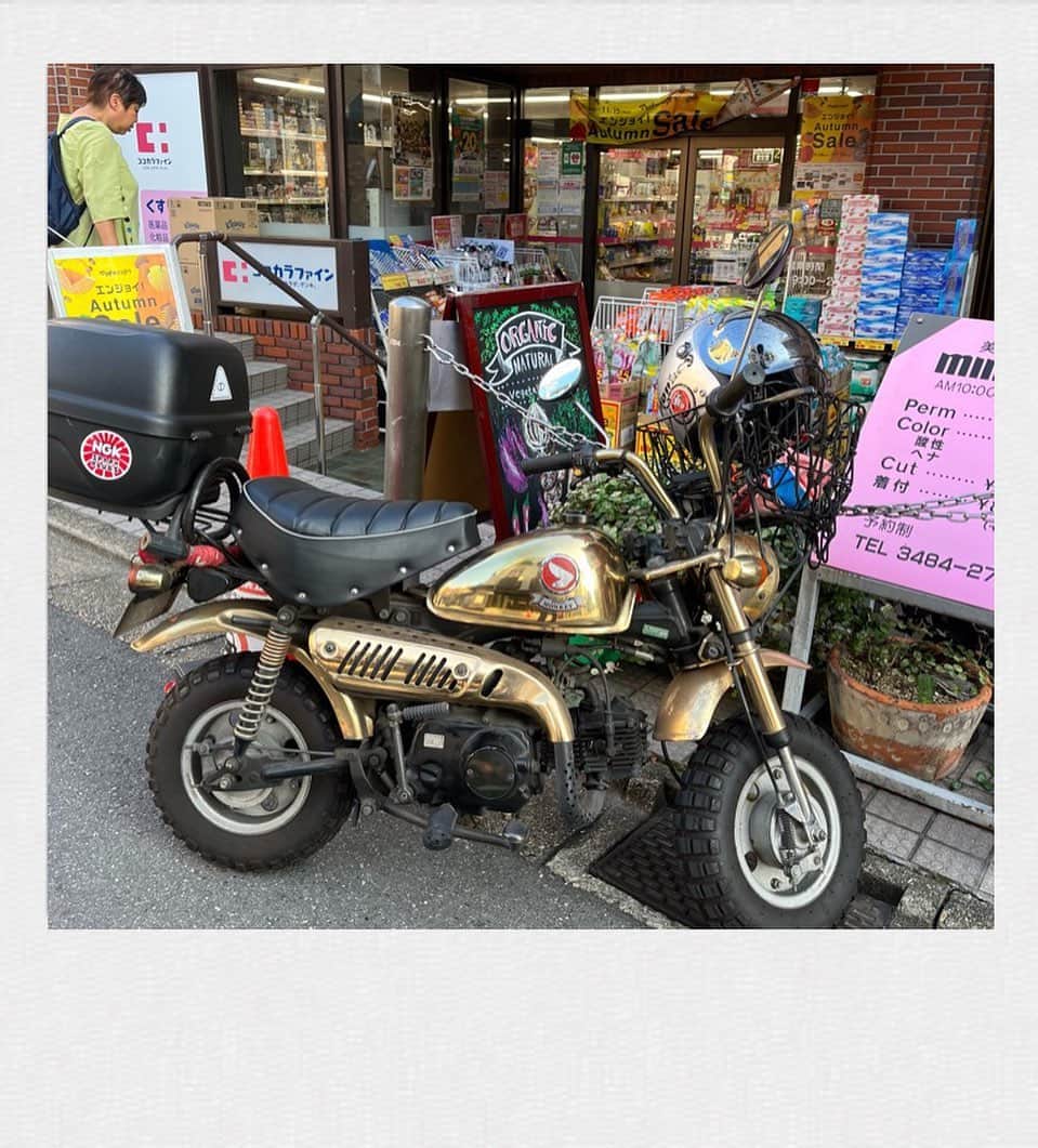 かせきさいだぁさんのインスタグラム写真 - (かせきさいだぁInstagram)「CDラジオ用のエネループと、ムヒを買いにモンキーでウロウロ❤️ #モンキーるんるん倶楽部  しかしエネループ6本で三千円以上したのだけど、量販店オリジナルブランドの電池だと20本で千円なの！えっ⁉︎どっちにしよう？としばし悩んだわ〜」9月28日 16時02分 - kasekicider