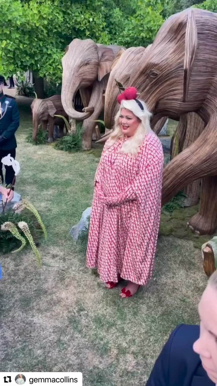 ピアーズアトキンソンのインスタグラム：「And the grand moment: @gemmacollins meets TRHs; presidents and Royal Patrons of @elephantfamily 👑👑, Gemma wears #piersatkinson 🍒 and @valentino ❤️ amazing!  Thank you #gemmacollins for supporting this amazing charity which enables and promotes sustainable solutions for wild elephants - corridors to travel between urbanised/farmed land - the brainchild of founder and conservationist #MarkShand 💚🐘」