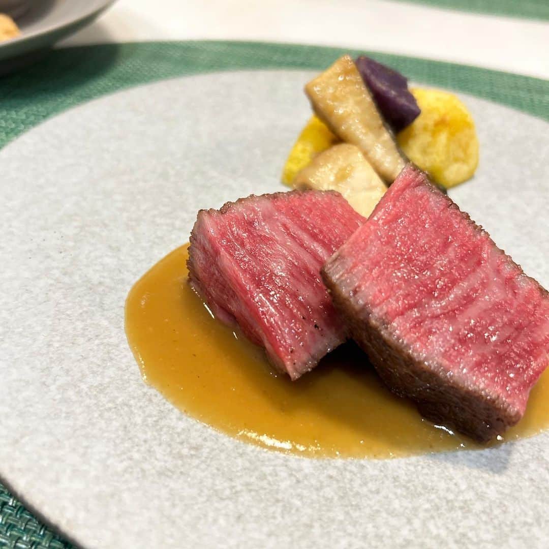 のインスタグラム：「見て楽しい食べて美味しい　@honsen_kitashina 。 月替わりメニューだから来月も楽しみ😊 #北品川グルメ#honsen#winedininghonsen#ワインダイニングホンセン#白ワインで乾杯#〆のビール#八海山ビール#rionahazuki」