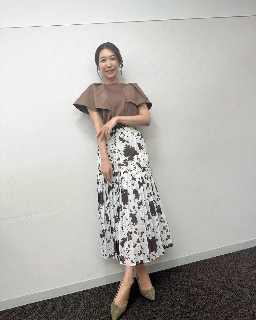 穂川果音さんのインスタグラム写真 - (穂川果音Instagram)「水曜アベプラ衣装👗  今日も暑かったですねーー☀️ まだ明日も暑さ続きます、、 みなさん、本当に熱中症に気をつけましょうね！！  skirt→ @five__dimensios  #天気　#天気コーデ　#気象予報士　#アベプラ　#猛暑日日コーデ　#34度の日コーデ　#9月コーデ　#秋コーデ　#初秋コーデ」9月28日 16時16分 - hokawakanonn