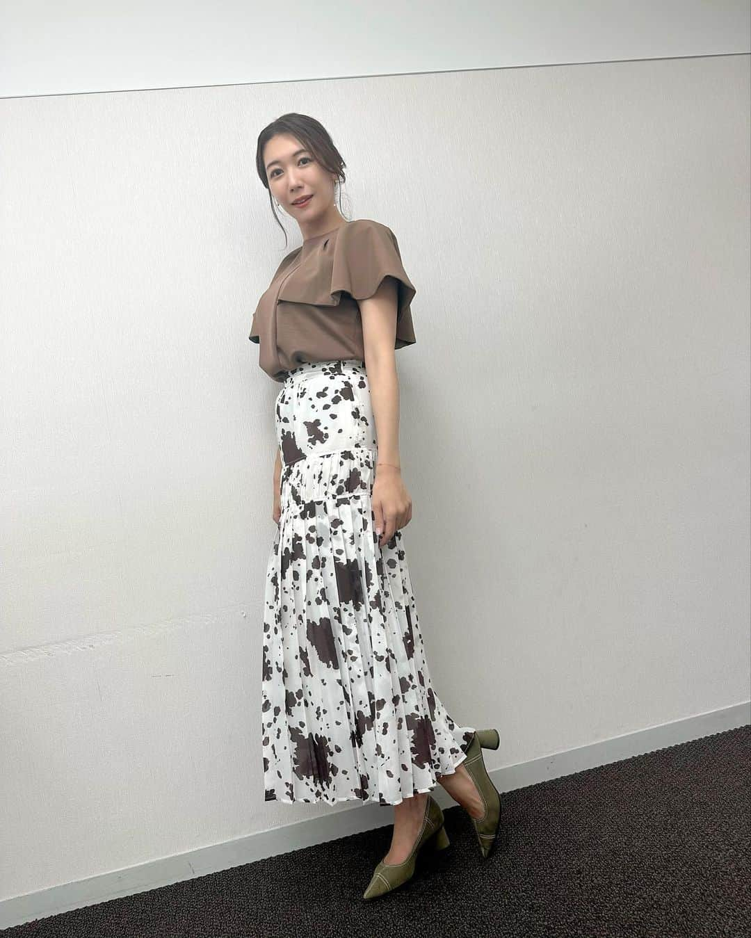 穂川果音さんのインスタグラム写真 - (穂川果音Instagram)「水曜アベプラ衣装👗  今日も暑かったですねーー☀️ まだ明日も暑さ続きます、、 みなさん、本当に熱中症に気をつけましょうね！！  skirt→ @five__dimensios  #天気　#天気コーデ　#気象予報士　#アベプラ　#猛暑日日コーデ　#34度の日コーデ　#9月コーデ　#秋コーデ　#初秋コーデ」9月28日 16時16分 - hokawakanonn