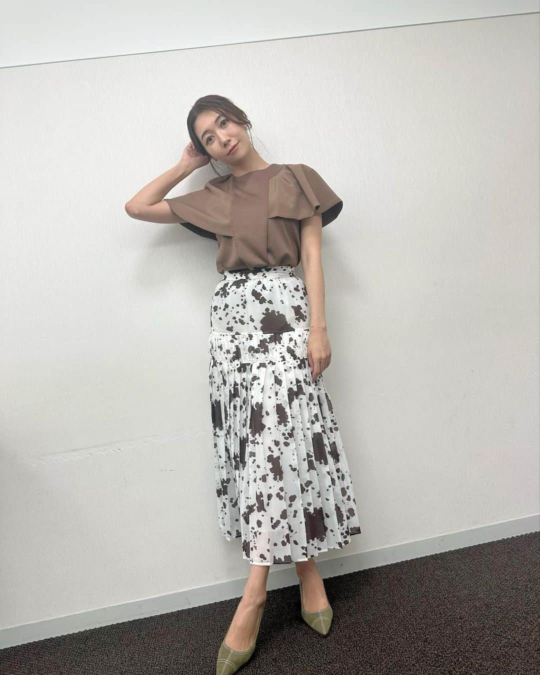 穂川果音さんのインスタグラム写真 - (穂川果音Instagram)「水曜アベプラ衣装👗  今日も暑かったですねーー☀️ まだ明日も暑さ続きます、、 みなさん、本当に熱中症に気をつけましょうね！！  skirt→ @five__dimensios  #天気　#天気コーデ　#気象予報士　#アベプラ　#猛暑日日コーデ　#34度の日コーデ　#9月コーデ　#秋コーデ　#初秋コーデ」9月28日 16時16分 - hokawakanonn