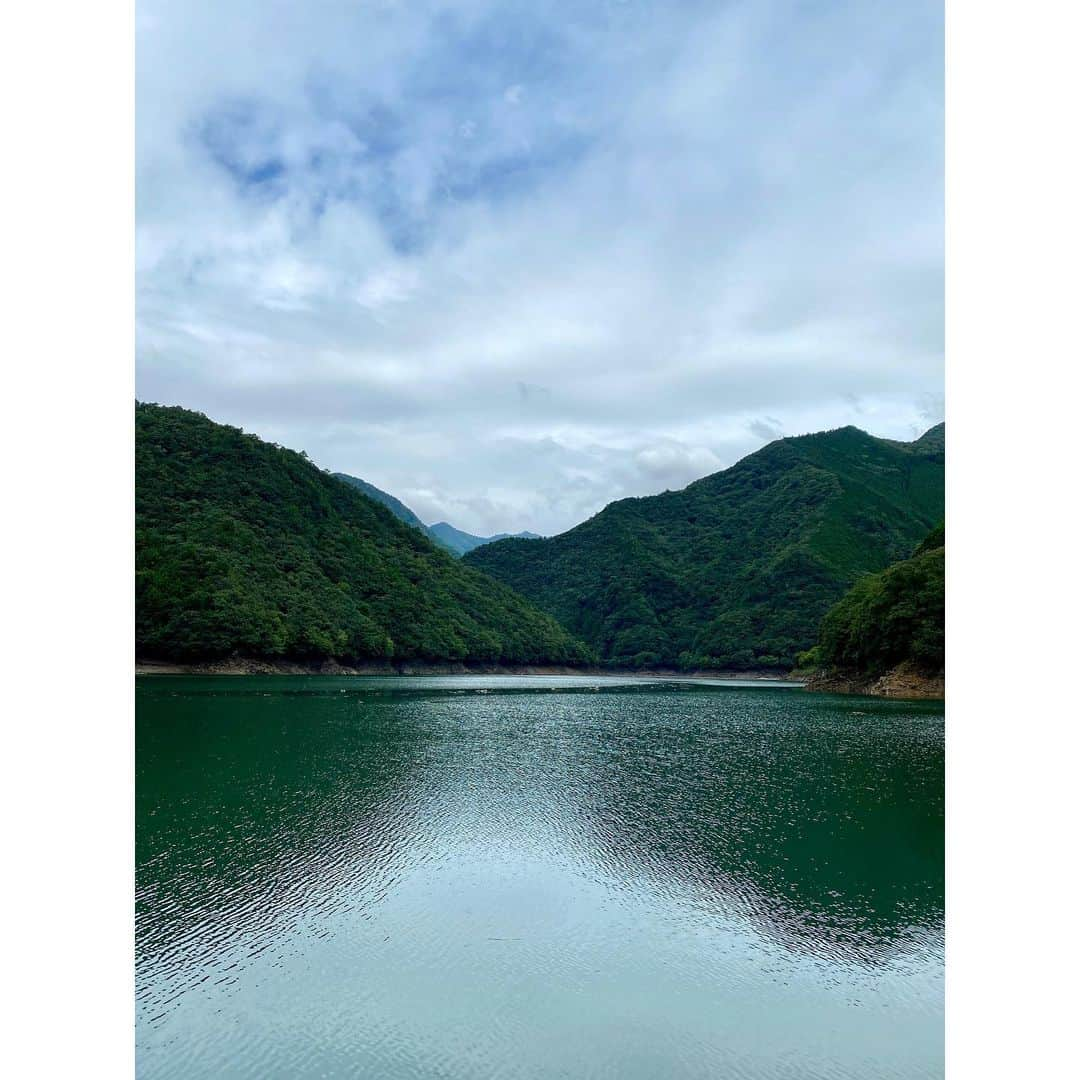 小松﨑花菜のインスタグラム：「・ #わがマチ撮レジャー 三重県大台町  ◻️大自然に囲まれてサップ ◻️ご当地バーガー「おいしかバーガー」🍔 ◻️ツリークライミング  まさか5mの木登りができるとは...！  「飲み込みが早い」と言っていただきましたが、 翌日しっかり脚とお尻が筋肉痛になりました😊笑  普段から仕事で木に接しているからこそ、 木の性質や大切さをよ〜く理解している皆さん。  良い汗かきました！楽しかったな🌳  #三重 #大台町 #宮川ダム湖 #サップ #道の駅奥伊勢おおだい #奥伊勢フォレストピア #おいしかバーガー #ツリークライミング #つりーとらいず」