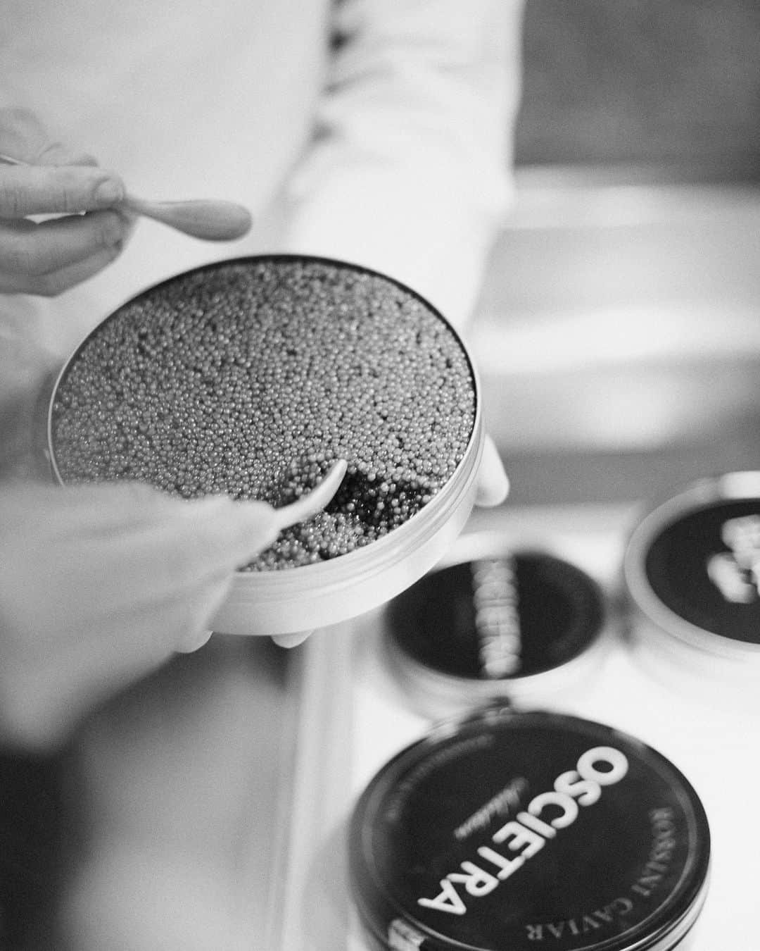 ELLE DKさんのインスタグラム写真 - (ELLE DKInstagram)「Annonce for @rossinicaviar: Årets ELLE Awards-sponsor @rossinicaviar har lært os en masse nyt om den eksklusive spise, vi ikke anede før. ⁠ ⁠ Vidste du, at caviar er fantastisk i desserter, at det kan smage utroligt forskelligt alt efter størens art og leveforhold – og at du med en meget simpel tommelfingerregel kan lave et kvalitetstjek? ⁠ ⁠ Vi har snakket med Jacob Rossini, som er en af verdens fremmeste caviar-eksperter, og du kan læse historien på linket i bio.」9月28日 16時10分 - elledanmark