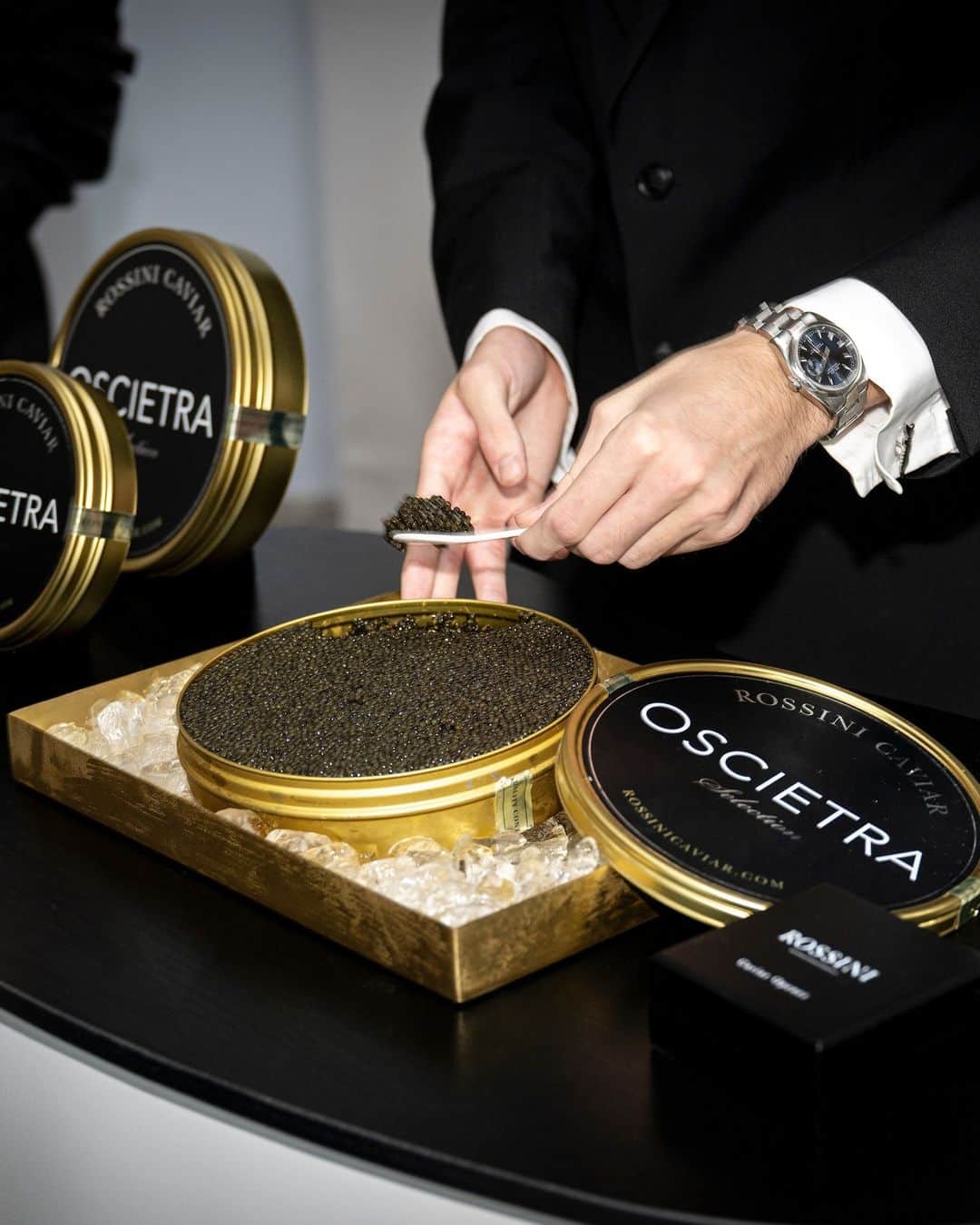 ELLE DKのインスタグラム：「Annonce for @rossinicaviar: Årets ELLE Awards-sponsor @rossinicaviar har lært os en masse nyt om den eksklusive spise, vi ikke anede før. ⁠ ⁠ Vidste du, at caviar er fantastisk i desserter, at det kan smage utroligt forskelligt alt efter størens art og leveforhold – og at du med en meget simpel tommelfingerregel kan lave et kvalitetstjek? ⁠ ⁠ Vi har snakket med Jacob Rossini, som er en af verdens fremmeste caviar-eksperter, og du kan læse historien på linket i bio.」