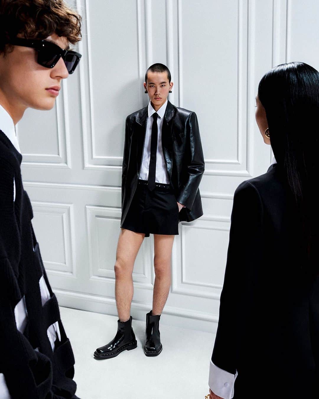 のインスタグラム：「Codes are resignified and translated into a genderless wardrobe.   Delve into #ValentinoBlackTie and shop statement looks and #ValentinoEyewear envisioned with @akonigroup, now through the link in bio.」