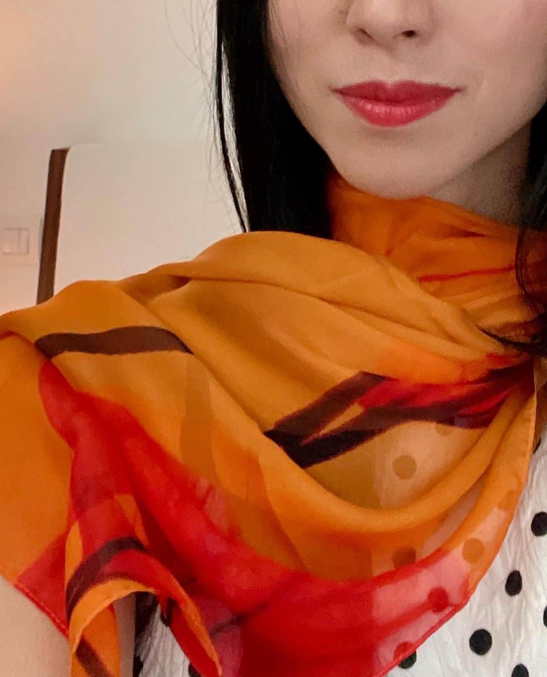 三浦瑠麗さんのインスタグラム写真 - (三浦瑠麗Instagram)「コモ湖はシルクで知られています。 イタリアのよいところは、地元の職人によってつくられているものはいわゆるグローバルブランドと遜色ないけれど、価格がぜんぜん違うこと。 ちびさんは熱心にスカーフをみて、モスグリーンを選びました。 わたしは軽やかなシフォンのオレンジ。 日本だとまだ湿気があるけれど、秋以降活躍しそう。結び方を教えないと。」9月28日 16時12分 - lullymiura