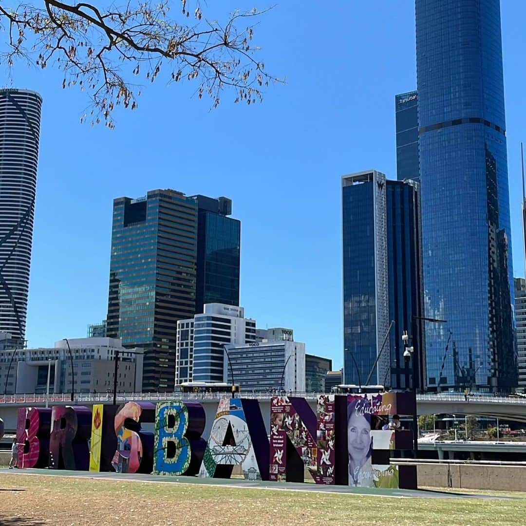 大阪ECO動物海洋専門学校のインスタグラム：「. 🇦🇺✈️海外研修🐨⭐️ 📍オーストラリア  先日よりスタートしているオーストラリアへの海外研修！ 早速現地の学生から研修の様子が送られてきましたよ〜😽📸🤍  目を惹くのは、ワンちゃんがたくさんいるこの施設🐕🏠 「Oz wagtails （オージー　ワグテイルズ）」という犬の幼稚園にも見学に行かせていただきました📝🌟 こちらでは、ワンちゃんのお預かりだけでなく、ペットホテルやトリミングなどの事業も行っているそうです！🏨✂️🍀  街中の景色や夜景も本当に綺麗です〜🥹🌃✨ まだまだ研修は続きます！ お勉強もお楽しみも盛り沢山だと思いますが、オーストラリアの文化や動物に関することなど、色んなことを吸収して帰ってきてくださいね💪🏼💫🌈  #海外研修 #オーストラリア ##大阪eco動物海洋専門学校#大阪eco #動物専門学校  #動物飼育 #動物園 #水族館 #飼育員 #ドルフィントレーナー #アクアリスト #動物看護師 #トリマー #ドッグトレーナー#動物好きと繋がりたい#犬好きと繋がりたい #動物園・水族館&テクノロジー専攻 #eco自然環境クリエーター専攻 #ペットマネジメント&ホスピタリティ専攻 #動物園・動物飼育専攻 #水族館アクアリスト専攻 #ドルフィントレーナー専攻専攻 #動物看護師専攻 #ペットトリマー&エステティシャン専攻 #ドッグトレーナー専攻」