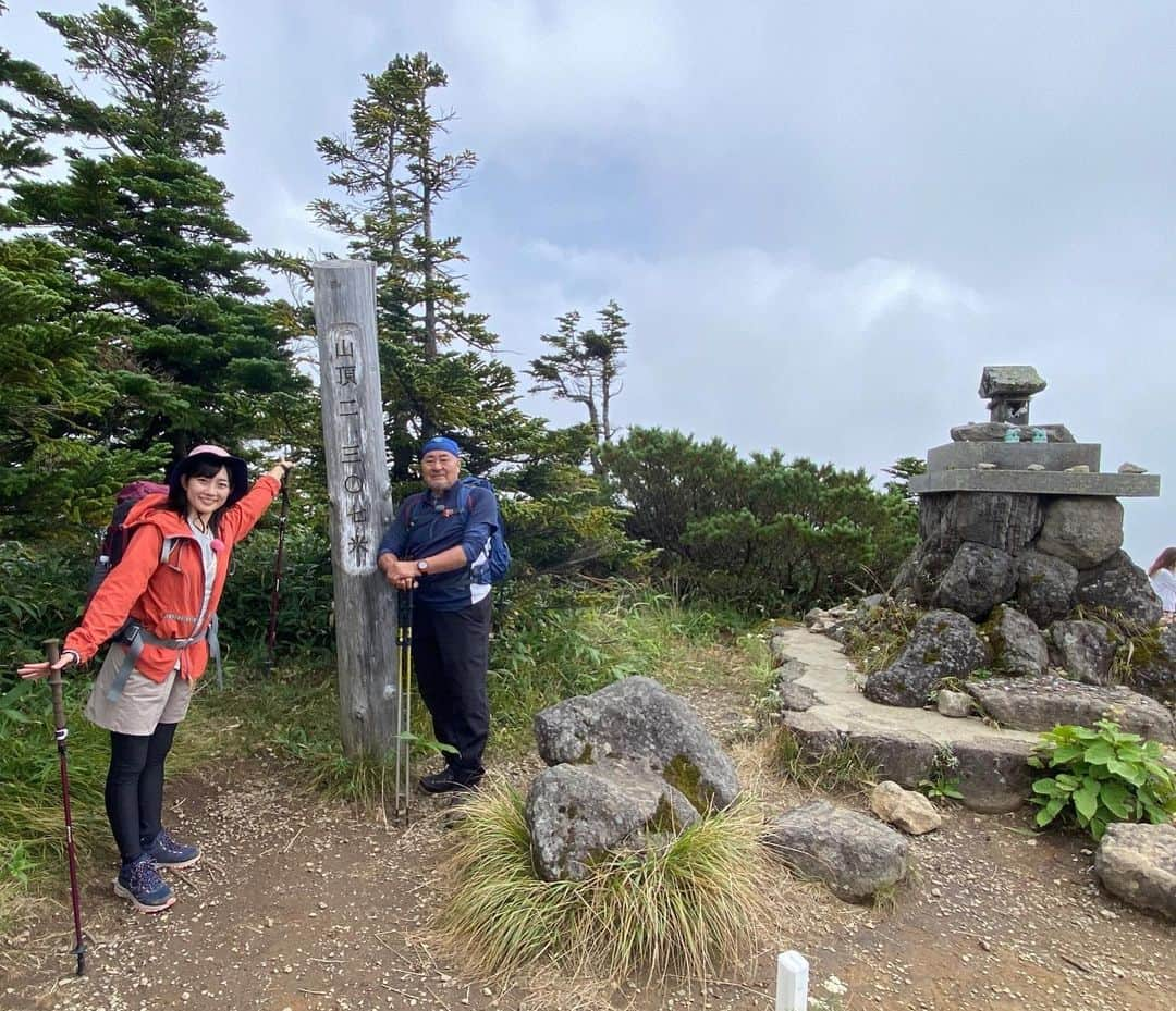 松本亜美さんのインスタグラム写真 - (松本亜美Instagram)「遅くなってしまいましたが、月曜日に放送された自然派の振り返り🌱  長野県志賀高原へ⛰️ 横手山登山にチャレンジ！！ 標高は2000m超えで涼しいを通り越して、ひんやりしていました。 秋の訪れを感じる草花が出迎えてくれて、前に進むパワーをくれました💐  大きな岩がゴロゴロと斜面を覆う歩きづらいエリアもありましたが、難関を乗り越えて無事に頂上へ✨  霧に覆われて真っ白の景色ではありましたが、お腹を空かせてたどり着いたので、ご褒美スイーツが待っていました😋  クランペットという、イギリスの代表的な軽食をいただきました🎵 私はクリームチーズとリンゴが乗っているものを🍎 もっちりとした生地に、りんごの甘さとクリームチーズの酸味の組み合わせが楽しめました！！  これからは紅葉シーズンで表情を変えた横手山になるとのことです🍁  #teny #テレビ新潟  #夕方ワイド新潟一番  #自然派 #登山 #山ガール  #長野県 #志賀高原 #横手山  #険しい山道  #クランペット #イギリス #軽食  #遠藤ケイ さん #アナウンサー  #松本亜美」9月28日 19時00分 - ami_matsumoto_teny