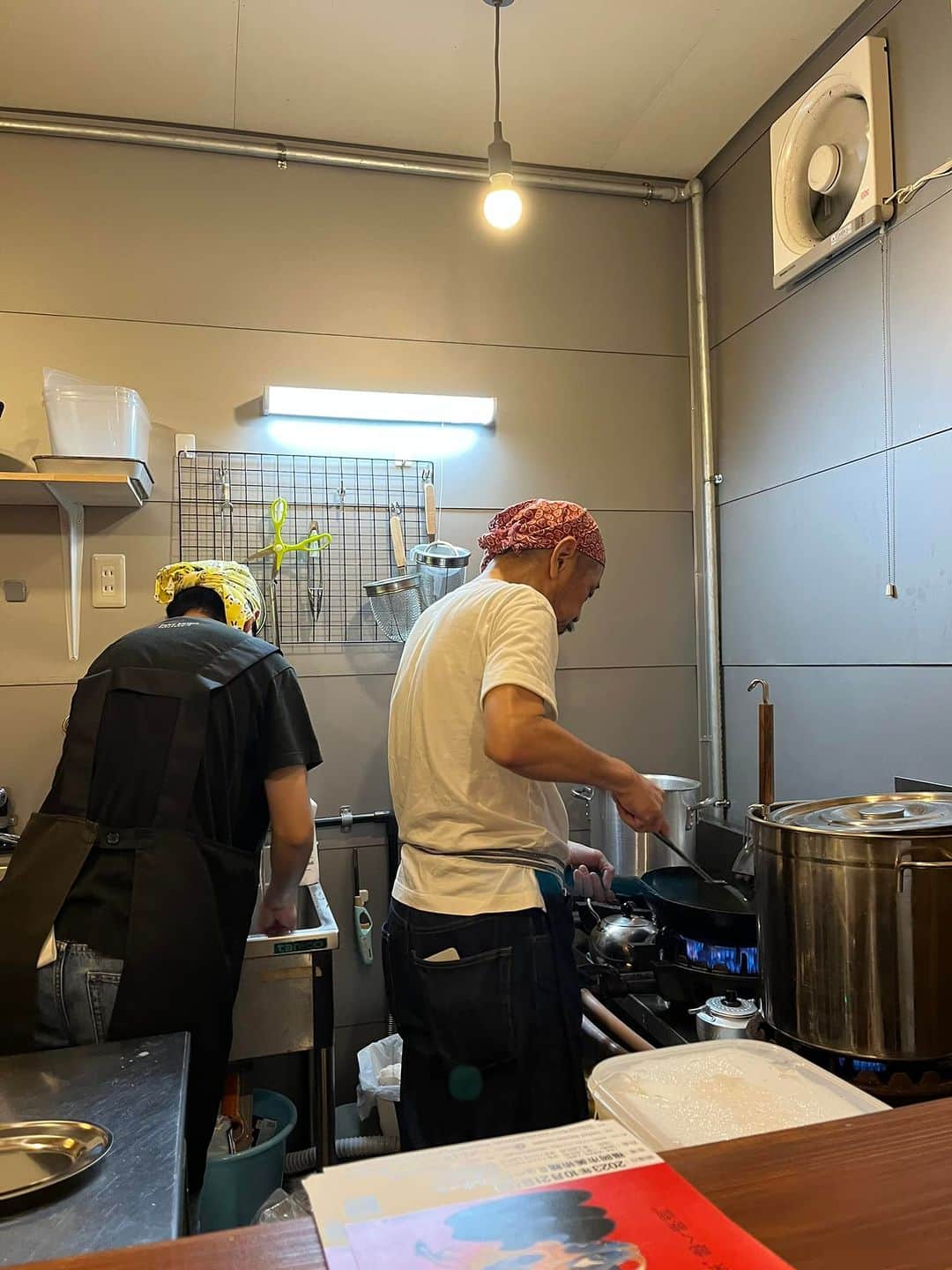 深町健二郎のインスタグラム：「ナーチン(ex.The Roosterz)のラーメン屋さん「ごんぞうラーメン」に来ました！実際会うのは久しぶりやったけど、チ○○先生元気そうでした！😆  支那ソバを頂きましたが、ピリ辛で出汁もコクがあって美味しかった😋若戸大橋近くのれん街にあります。若松へお寄りの際は是非❣️  鮎川さんの映画ポスターが飾ってあるので、「鮎川誠〜ロックと家族の絆〜」が上映される、福岡音楽映画祭のフライヤーも置かせて頂きました🎬」