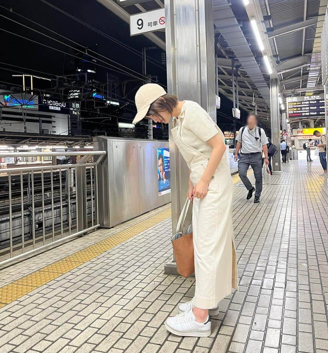 かおるやまのインスタグラム：「名古屋着回しコーデ👗💫  ホワイトデニムのジャンパースカートは(@jw_anderson )❣️ アウトレットで買ったよ🤓  帽子 #unitedarrows   ニット #ZARA  スカート #jwanderson   靴 #Ys #adidas   バッグ #HERMES  #ホワイトコーデ #大内悠里 #白コーデ #名古屋駅 #名古屋」