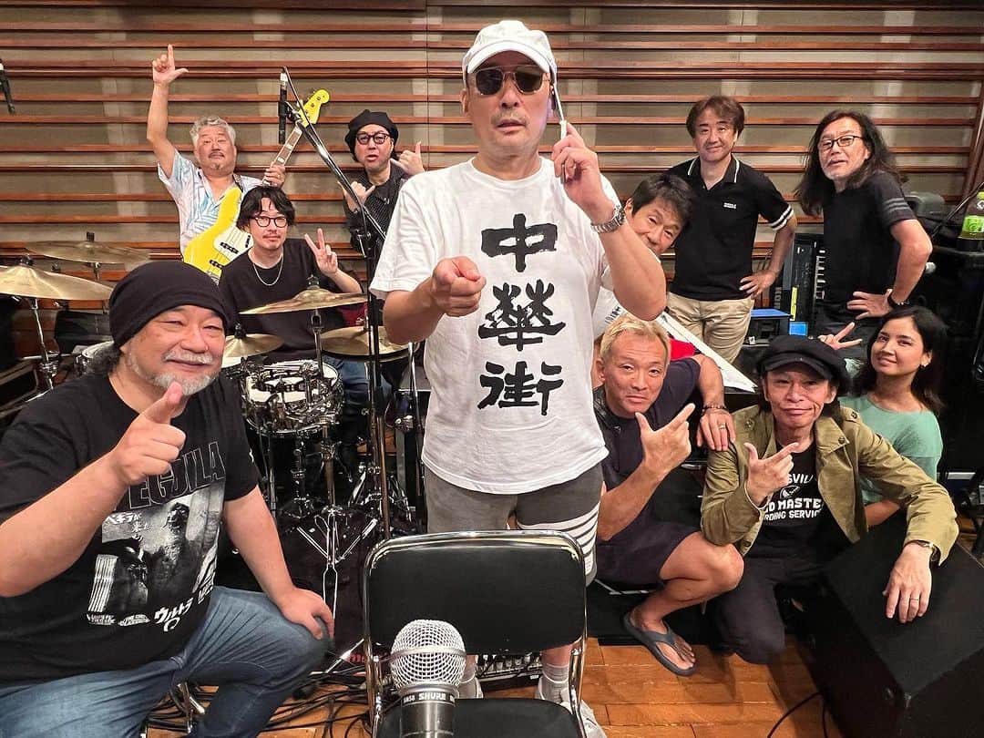 クレイジーケンバンド【公式】のインスタグラム：「リハ2日目が終了致しました！ 2日目とは思えない仕上がり...！ 本日は真剣な様子のヨン様とシンヤマンの練習風景🎹🎸  by staff  #クレイジーケンバンド #crazykenband #横山剣」