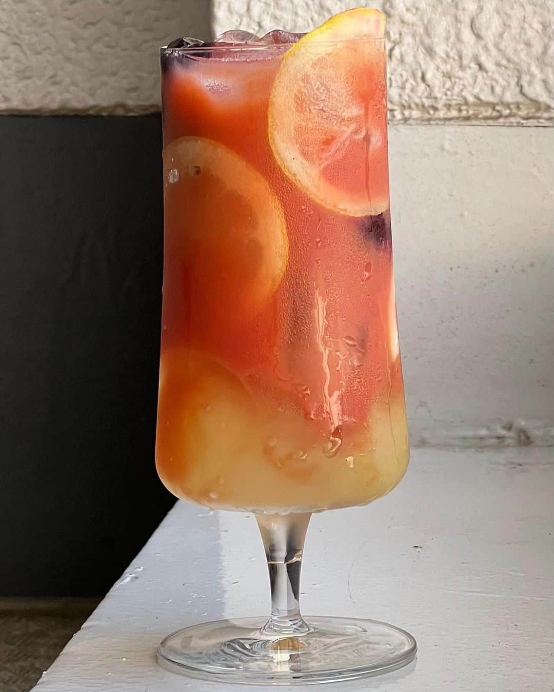 si ouxさんのインスタグラム写真 - (si ouxInstagram)「マイブーム、自作カフェドリンク。ほぼ毎日やってて、スレッズに投稿するのが平日のルーティン。 明日何作ろうかな〜と考えるのがたのしみなんだ！ . . . 1. チョコチップアイスとクリームの乗った 飲むコーヒーゼリー☕️🍒 ⁡ 2. 麦チョコバナナのスムージー🍌🍫 ⁡ 3. ぶどうフラペシェイク🍇 〜シャインマスカット、ナガノパープル、ピオーネ、クイーンルージュを添えて〜 ⁡ 4.パンプキンアーモンド フラペシェイク🎃 ⁡ 5.ブルーハワイのクリームソーダ🌊 ⁡ 6. パープル腸活スムージー🫐 ⁡ 7. 麦チョコバナナスムージー 生クリームどかのせ🍫🍌 ⁡ 8. おさつバターのフラペシェイク🍠 a.k.a. 飲むスイートポテト ハニーバターを好きなだけとろりとかけて🍯 ⁡ 9. タピオカ抹茶豆乳ラテ、バニラアイスのせ🍵🍨 ⁡ 10. ブラッドオレンジとりんごゼリーの ビタボムドリンク🍊🍎」9月28日 16時26分 - si_oux