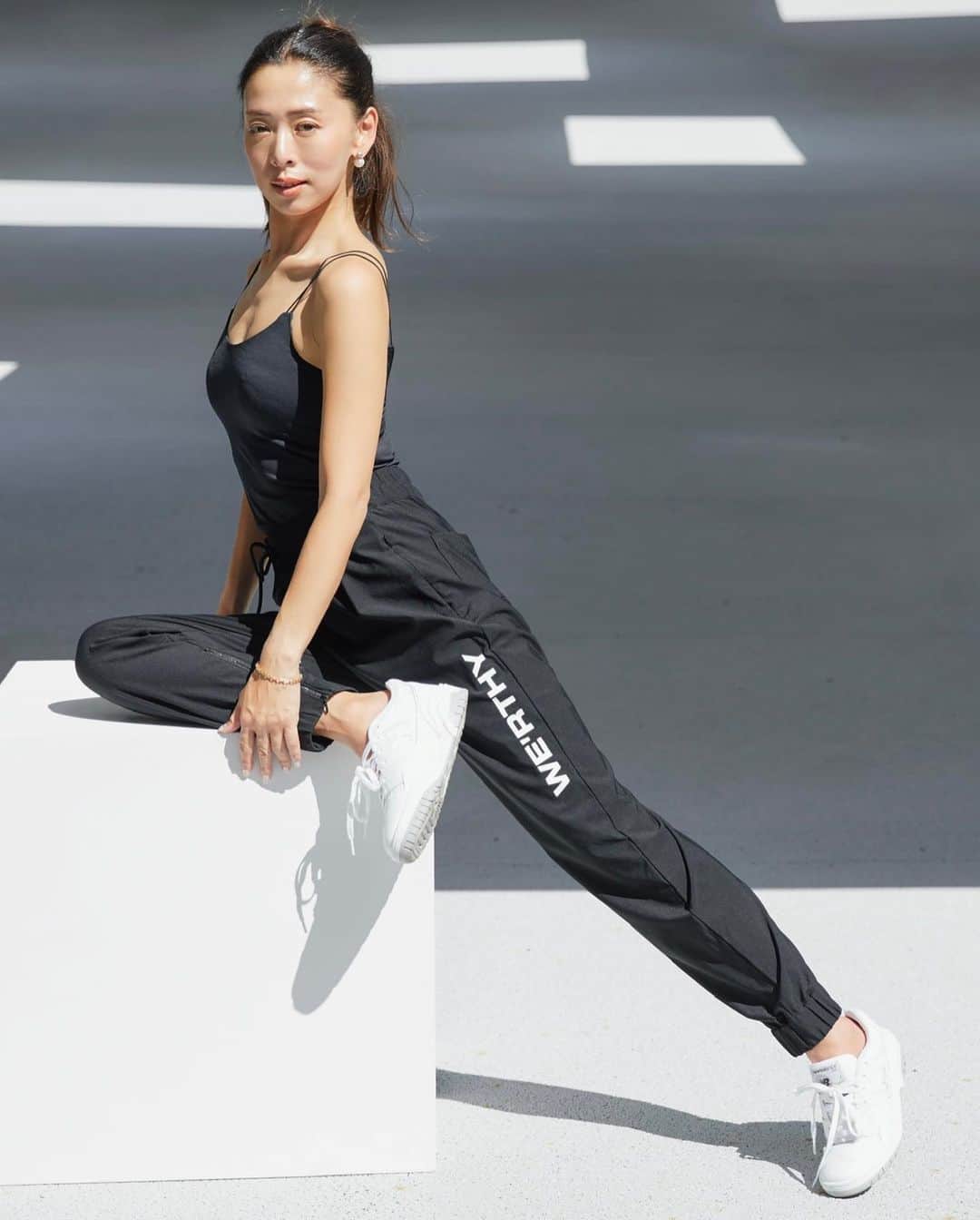 野沢和香のインスタグラム：「撥水ジョガーにWE‘RTHYのロゴ入りタイプができました🖤😎  美脚を追及したシルエットと、 シンプルなデザインがアクティブシーンだけでなく、日常のファッションにもマッチする進化系ジョグです✨  そしてこちらもLサイズまであります！この写真はLを着て、ちょっとブカっとストリートに🖤  サイドのシームポケットにファスナーがついて雨の日もアクティブに活動できる心強い1本✨  ハイウエスト& 美脚シルエットで、ヨガやランニングの行き帰りもそのままでok🙆‍♀️ レギンスの伸縮地に、撥水加工、UV、汗を出してくれるハイパフォーマンスパンツなのです♪  こちらも明日29日金曜21：00〜発売します！  そして本日20：00〜インスタライブでご紹介しますのでぜひ見てください🙋‍♀️ 重要なお知らせもありまーーーーす❤️」