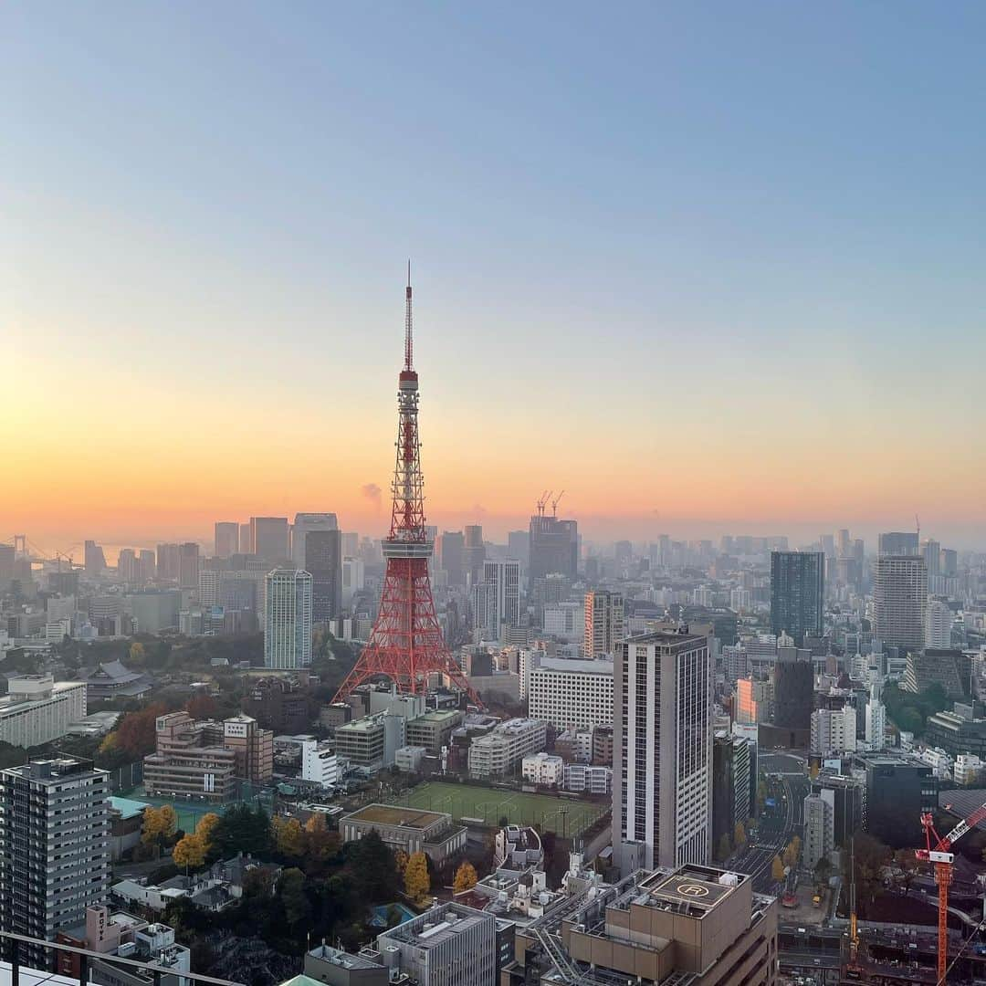 ひよんさんのインスタグラム写真 - (ひよんInstagram)「🗼❤️  出産前最後の2人でのホカンスってことで、 @toranomonedition 行ってきた😆 結構前だけど！  ホテルから一歩も出ずに、 ずっとゆったり過ごしていい時間だった❤️  プロポーズしてくれた時もここのホテルだったから、 なんだか感慨深い🤣💍✨ 5枚目以降はプロポーズしてくれた時の写真🤳💓 この時メイクも直さず撮ったからボロボロ🫠  #editionhotel #toranomonedition #ホカンス #デート #ひよん」9月28日 16時29分 - cchan_fee4