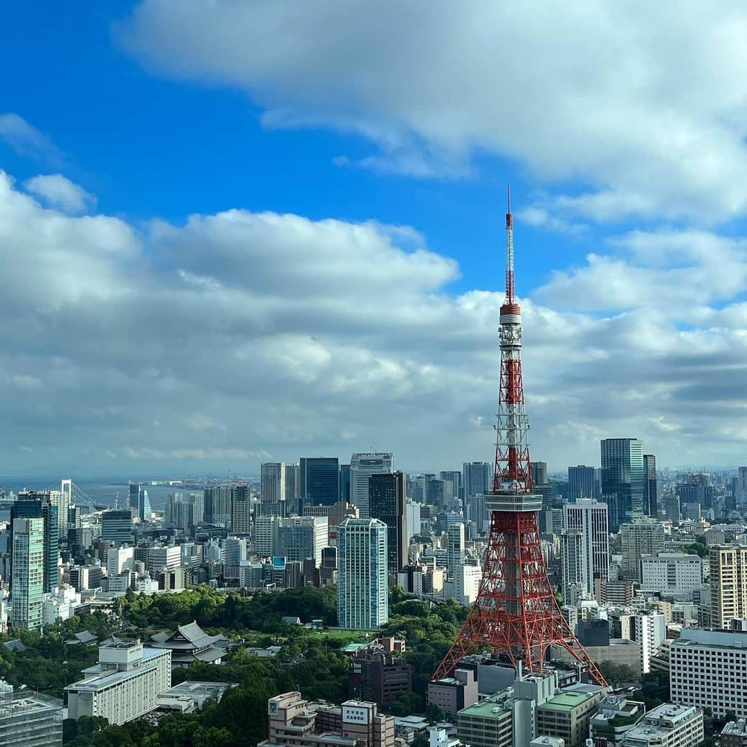 ひよんのインスタグラム：「🗼❤️  出産前最後の2人でのホカンスってことで、 @toranomonedition 行ってきた😆 結構前だけど！  ホテルから一歩も出ずに、 ずっとゆったり過ごしていい時間だった❤️  プロポーズしてくれた時もここのホテルだったから、 なんだか感慨深い🤣💍✨ 5枚目以降はプロポーズしてくれた時の写真🤳💓 この時メイクも直さず撮ったからボロボロ🫠  #editionhotel #toranomonedition #ホカンス #デート #ひよん」