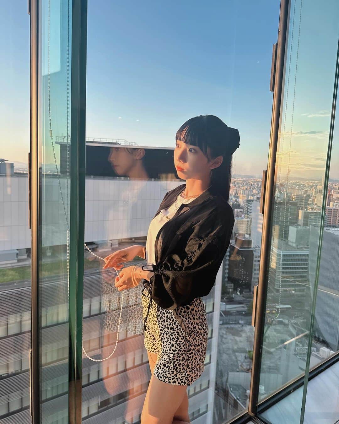 のインスタグラム：「どっちもいい感じに夕日に照らされてるのにブラインドの紐持ってるの何で？？  #07 #jk #fjk #15歳 #名古屋 #ポニーテール #リボンアレンジ #followme」