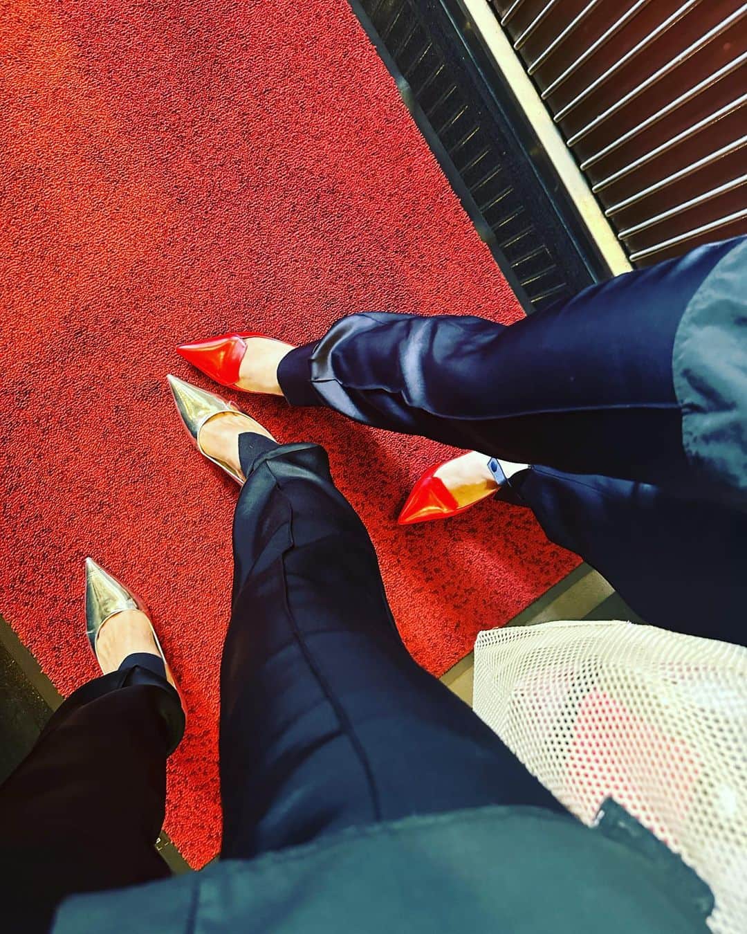 里田まいのインスタグラム：「雨の日の集合〜 打ち合わせなしでお揃いのパンツになるあたり👏🤗」