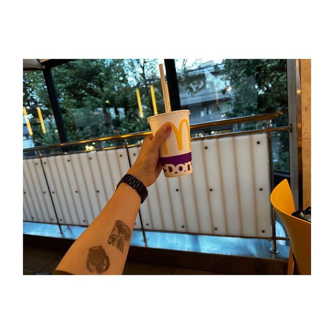 ROLANDさんのインスタグラム写真 - (ROLANDInstagram)「- - 先日やっとけいおんの聖地巡礼できた😭😭 マクドナルド北白川店も鴨川も全部行きました！！  桜ヶ丘高校エモ過ぎた。 髪色はむぎちゃん仕様。 - - Everyone in the world should watch K-ON.  You will surely like it. - - #けいおん #聖地巡礼 #あずにゃんと #結婚したい #ういでもいいけど」9月28日 16時34分 - roland_0fficial