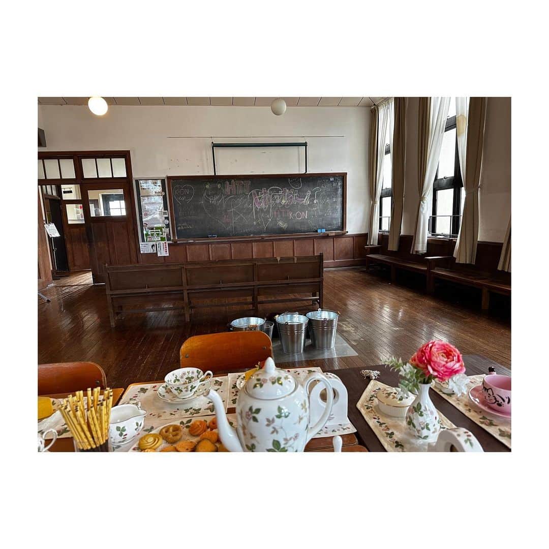 ROLANDさんのインスタグラム写真 - (ROLANDInstagram)「- - 先日やっとけいおんの聖地巡礼できた😭😭 マクドナルド北白川店も鴨川も全部行きました！！  桜ヶ丘高校エモ過ぎた。 髪色はむぎちゃん仕様。 - - Everyone in the world should watch K-ON.  You will surely like it. - - #けいおん #聖地巡礼 #あずにゃんと #結婚したい #ういでもいいけど」9月28日 16時34分 - roland_0fficial