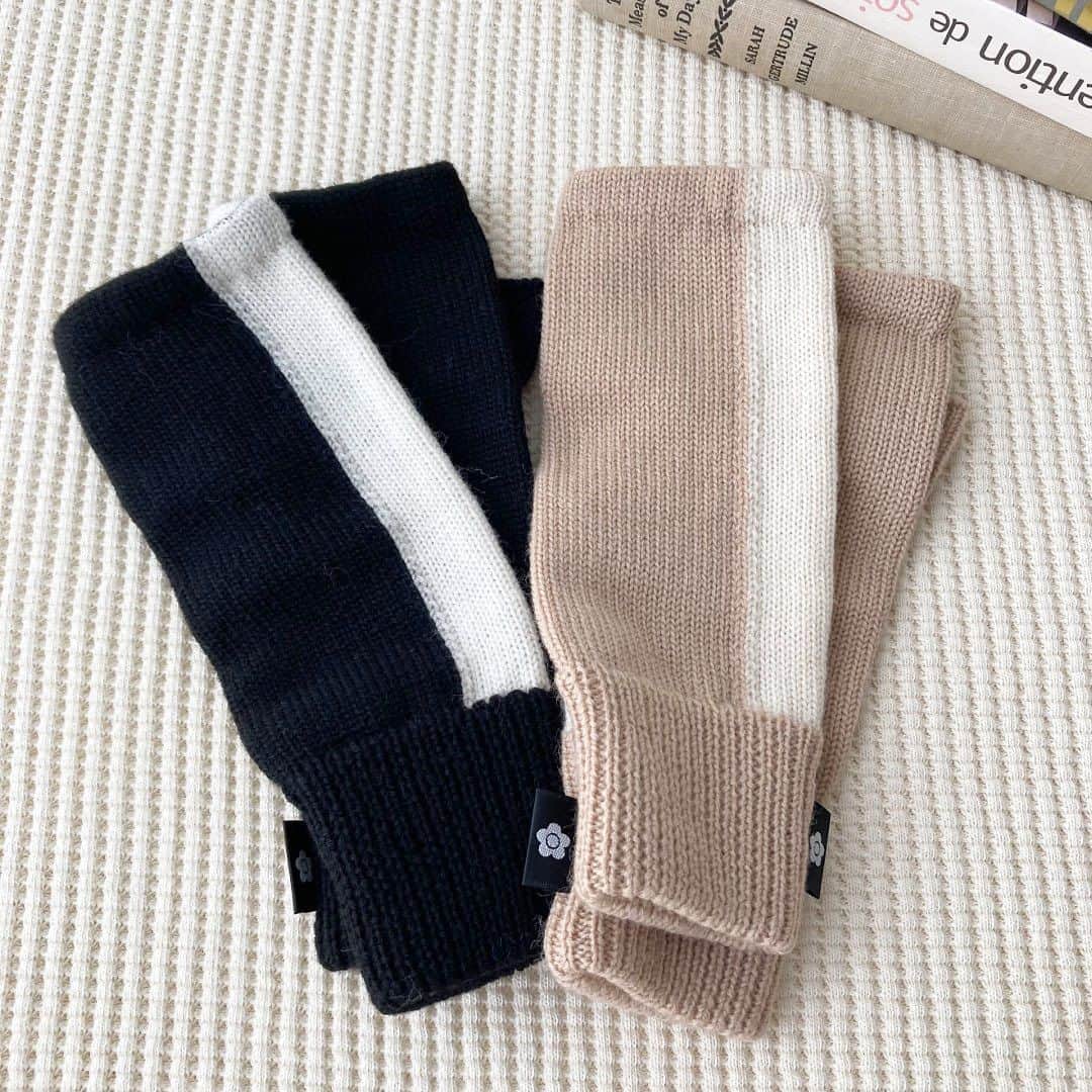 MARY QUANT officialのインスタグラム：「- #バイカラーニットハンドウォーマー - #MARYQUANT #2023AUTUMN #NEWITEMS #FASHION - #マリークヮント #ハンドウォーマー #秋小物」