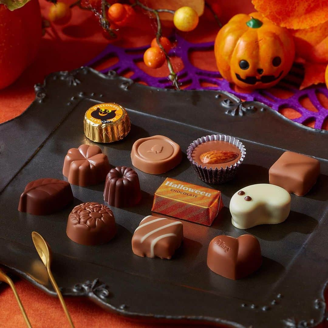 メリーチョコレート(公式) のインスタグラム：「🎃Goody Halloween🎃   今年もメリーチョコレートではハロウィン商品を発売中！ 黒猫やおばけが主役のラインナップでワクワクのハロウィンを♪🎃   箱の扉を開けて、お菓子探しを楽しめる「ハロウィンパーリニャイ」や、 大きな目が印象的な黒猫のポーチにお菓子を詰め込んだ「ニャンダフルポーチ」など、 お子様から大人の方まで楽しめるハロウィン限定スイーツでにぎやかなハロウィンをお過ごしください！   👻ハロウィンパーリニャイ（写真2枚目）　25個入 1,296円（税込） 👻ニャンダフルポーチ（写真3枚目） 6個入 990円（税込） 👻ハロウィンファンシーチョコレート（写真4枚目） 24個入 1,188円／12個入 648円（税込） 👻ハロウィンバッグ（写真5枚目） 7個入 486円（税込）   ◇取扱店舗：全国百貨店、量販店のメリーチョコレート売場、メリーチョコレートオンラインショップ ※ご好評につき、完売している場合もございます。予めご了承ください。   その他のラインナップはメリーチョコレート公式ホームページからご確認ください。 https://www.mary.co.jp/mary/halloween/   ⋱⋰ ⋱⋰ ⋱⋰ ⋱⋰ ⋱⋰ ⋱⋰ ⋱⋰ ⋱⋰ ⋱⋰ ⋱⋰ ⋱⋰ ⋱⋰ メリーチョコレート公式アカウントでは商品の最新情報をお届け中！  💭大切な人に感謝の気持ちを伝えたい 💭自分へのご褒美を楽しみたい 💭頑張るひとにチョコレートでエールを送りたい そんなときはメリーチョコレートのお菓子で想いを贈ろう🎁  ぜひ #メリーチョコレート #想いを贈るメリーチョコレート をつけて投稿してください◎ 素敵なお写真は当アカウントでご紹介させていただくかもしれません✨ ⋱⋰ ⋱⋰ ⋱⋰ ⋱⋰ ⋱⋰ ⋱⋰ ⋱⋰ ⋱⋰ ⋱⋰ ⋱⋰ ⋱⋰ ⋱⋰   #メリーチョコレート #marychocolate #ハロウィン #halloween #ハロウィンスイーツ #ハロウィンパーティー #ハロウィン2023 #ハロウィンお菓子 #ハロウィン🎃 #🎃 #👻 #黒猫 #チョコレート #🍫 #期間限定スイーツ ＃ホームパーティー #おうちスイーツ #おやつタイム」