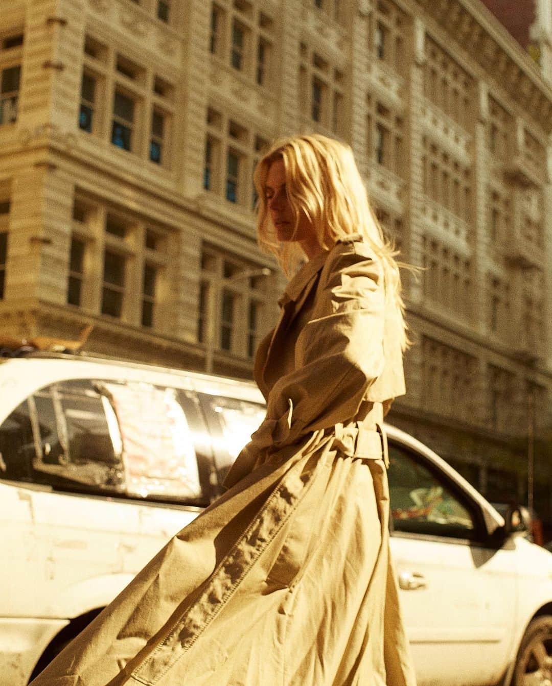 シューマッハのインスタグラム：「All Eyes On: City Essentials 🌆🤍  A TRENCH COAT FOR EVERY OCCASION   #dorotheeschumacher #capsulewardrobe #timelessdesign #nyc  Styling and photography Studio Couple @_studio_couple_  Model Kristin Kagay」