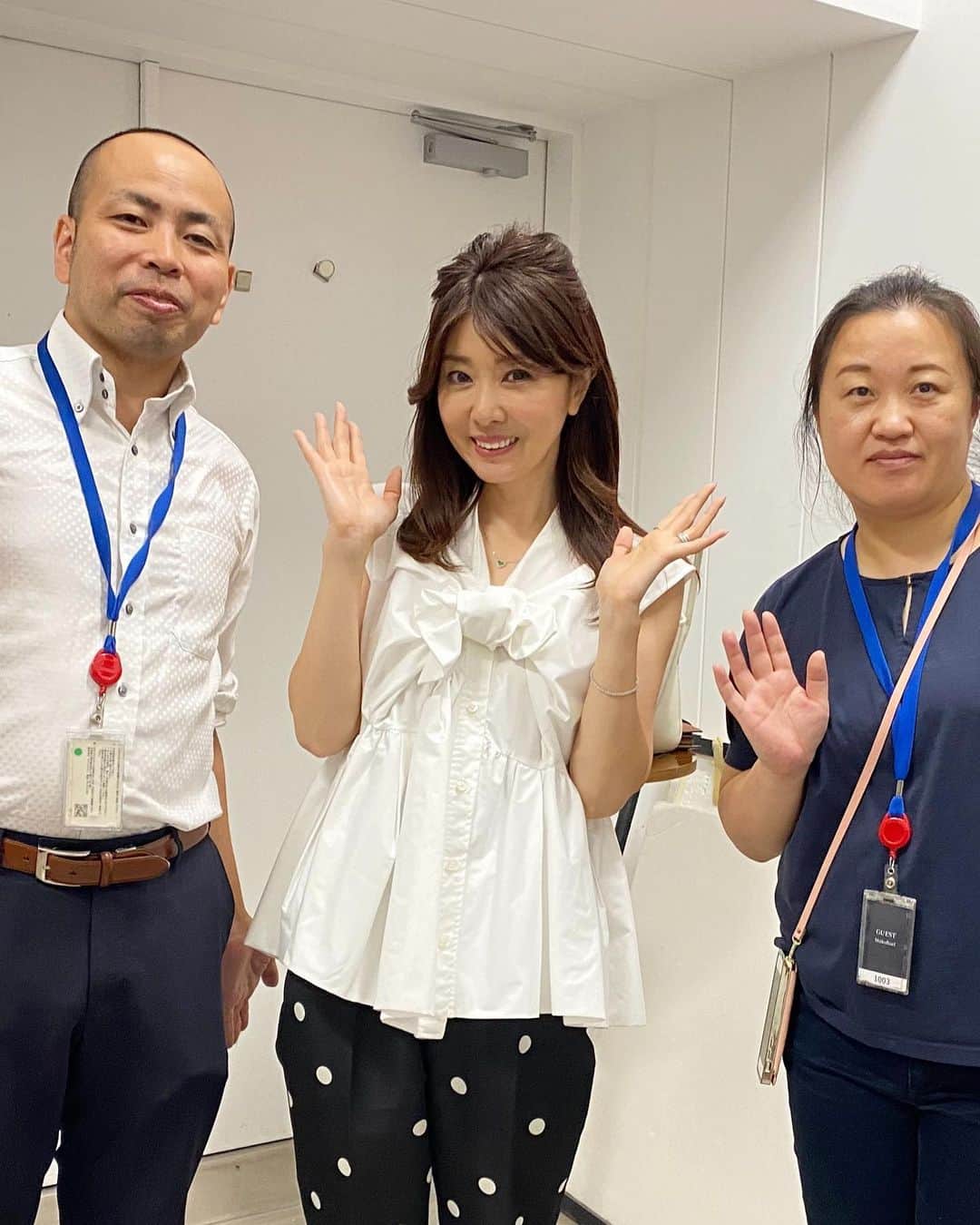 矢部美穂さんのインスタグラム写真 - (矢部美穂Instagram)「今日は家族も大好きな番組QVC生出演でした✨1時間の生放送で３回も出演がありまして… 脚は震えるし緊張しました💦それでも、ナビゲーターの日比野 ようこさん　@qvc_hibino  毛髪診断士の相本さち子さん　@sachiko_aimoto がお優しくて本当に有り難かたです♡ それにしてもこの+BY lilay　@lilay0510 は1本6役で時短出来るしサラサラにまとまるし私自身も気に入って使っています✨ オイル、トリートメントも必要ないんですよ🎵一度使ってみてほしいー✨香りにも癒されますよ😆  #lilyay  #バイタルクリームシャンプー  #時短シャンプー #おすすめコスメ  #女子力 #40代コーデ  #40代 #矢部美穂」9月28日 16時45分 - miho.yabe.0607