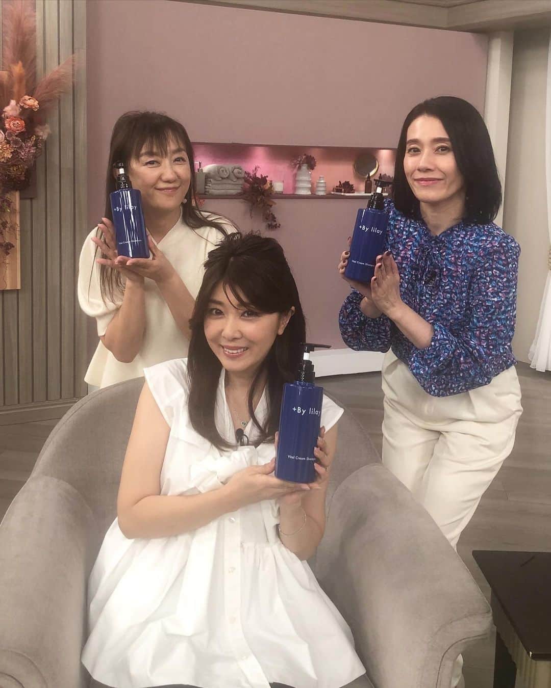 矢部美穂さんのインスタグラム写真 - (矢部美穂Instagram)「今日は家族も大好きな番組QVC生出演でした✨1時間の生放送で３回も出演がありまして… 脚は震えるし緊張しました💦それでも、ナビゲーターの日比野 ようこさん　@qvc_hibino  毛髪診断士の相本さち子さん　@sachiko_aimoto がお優しくて本当に有り難かたです♡ それにしてもこの+BY lilay　@lilay0510 は1本6役で時短出来るしサラサラにまとまるし私自身も気に入って使っています✨ オイル、トリートメントも必要ないんですよ🎵一度使ってみてほしいー✨香りにも癒されますよ😆  #lilyay  #バイタルクリームシャンプー  #時短シャンプー #おすすめコスメ  #女子力 #40代コーデ  #40代 #矢部美穂」9月28日 16時45分 - miho.yabe.0607