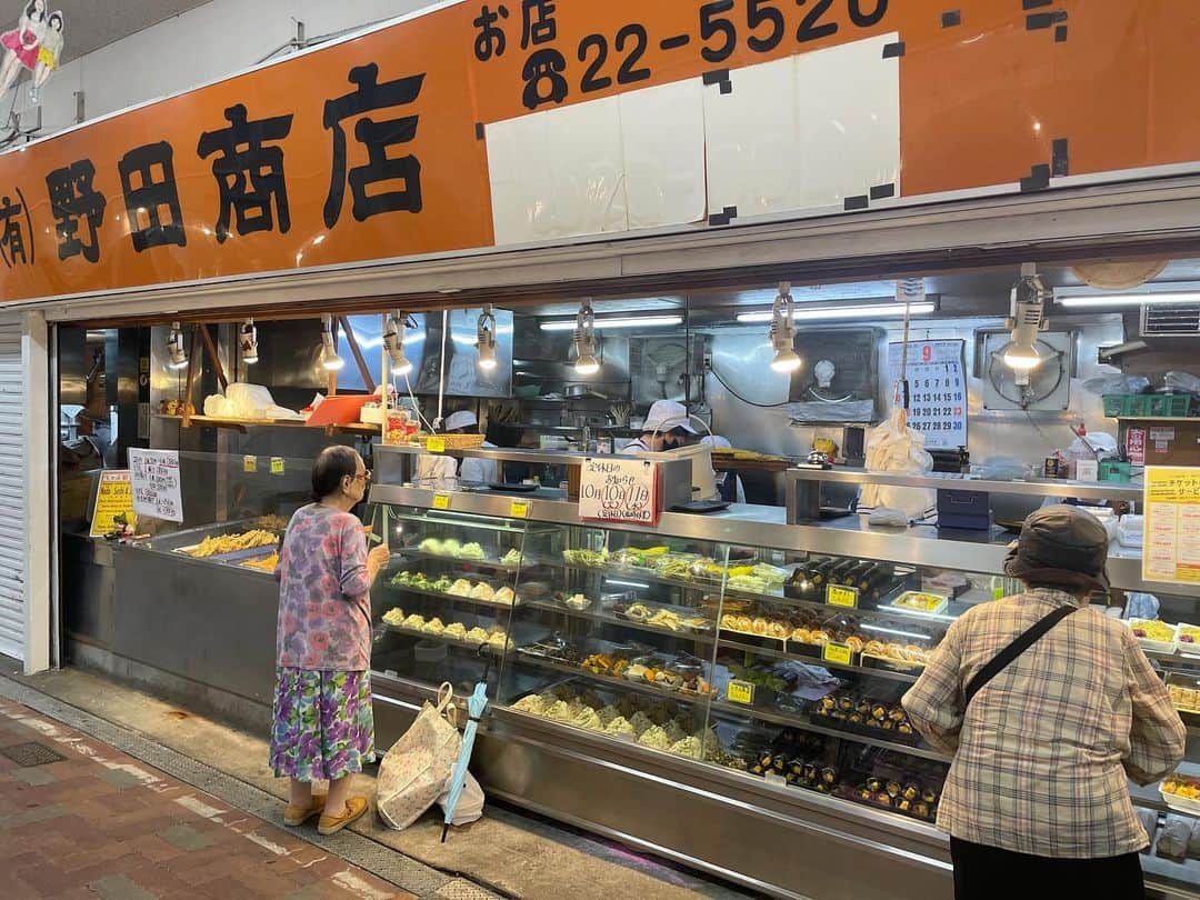甲斐みのりさんのインスタグラム写真 - (甲斐みのりInstagram)「・ 朝一番にべっぷ駅市場の野田商店で巻ずし買って、 （前日、お昼には売り切れで買えなかった！） 通りがかりのからあげ店では、からあげを。 道の駅を探して、ベンチでお昼ごはん。  今でこそ東京で、からあげ専門店は珍しくないけれど。 初めて網中いづるさんに大分に連れて行ってもらった20年前は、あちらこちらにからあげ専門店があることに驚いた。 注文してから揚げてくれて、店ごと味が違う、そのどれもがおいしいことにも。  #旅のかけら別府 #たべるたのしみ」9月28日 16時45分 - minori_loule