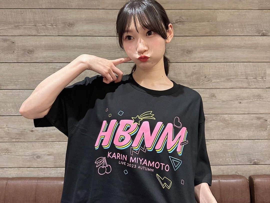 宮本佳林さんのインスタグラム写真 - (宮本佳林Instagram)「♡  今回のツアーグッズ達💪🏻  タオルはライブでも使います😌  Tシャツ可愛いでしょ🥰  ペンライトお気に入りなんだ💜  #グッズ #HBNM #おきにいり」9月28日 16時46分 - karin_miyamoto.official