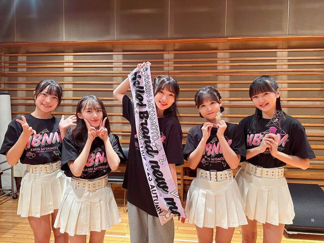 宮本佳林さんのインスタグラム写真 - (宮本佳林Instagram)「♡  今回のツアーグッズ達💪🏻  タオルはライブでも使います😌  Tシャツ可愛いでしょ🥰  ペンライトお気に入りなんだ💜  #グッズ #HBNM #おきにいり」9月28日 16時46分 - karin_miyamoto.official