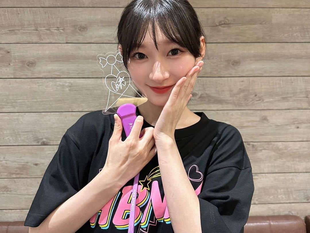 宮本佳林さんのインスタグラム写真 - (宮本佳林Instagram)「♡  今回のツアーグッズ達💪🏻  タオルはライブでも使います😌  Tシャツ可愛いでしょ🥰  ペンライトお気に入りなんだ💜  #グッズ #HBNM #おきにいり」9月28日 16時46分 - karin_miyamoto.official