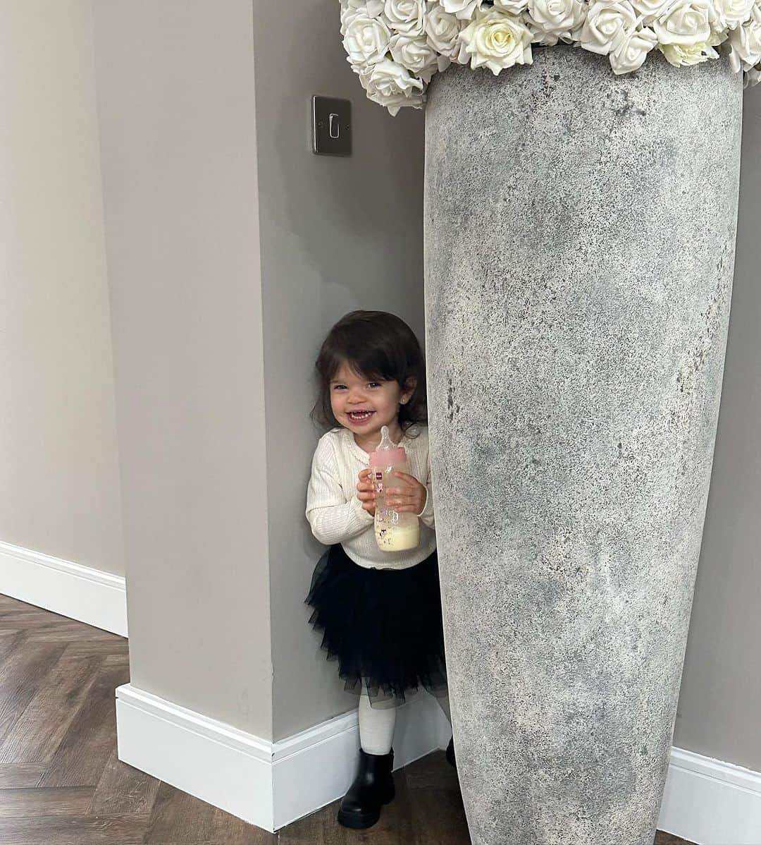 ダニエル・オハラのインスタグラム：「Peek a boo 🤣🖤 #cutie #morningfun #momto5」
