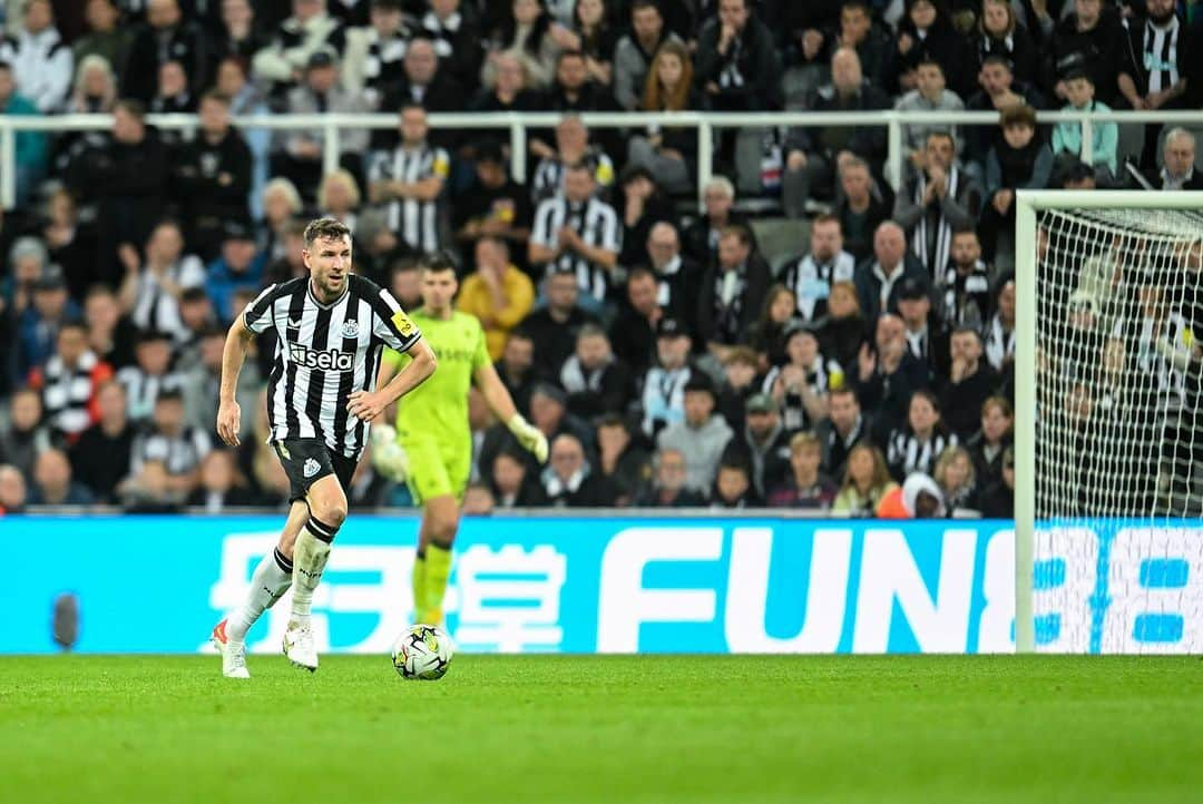 ポール・ダメットさんのインスタグラム写真 - (ポール・ダメットInstagram)「What a feeling putting the black and white shirt back on at St James Park, clean sheet and through to the next round 🖤🤍」9月28日 16時46分 - pauldummett