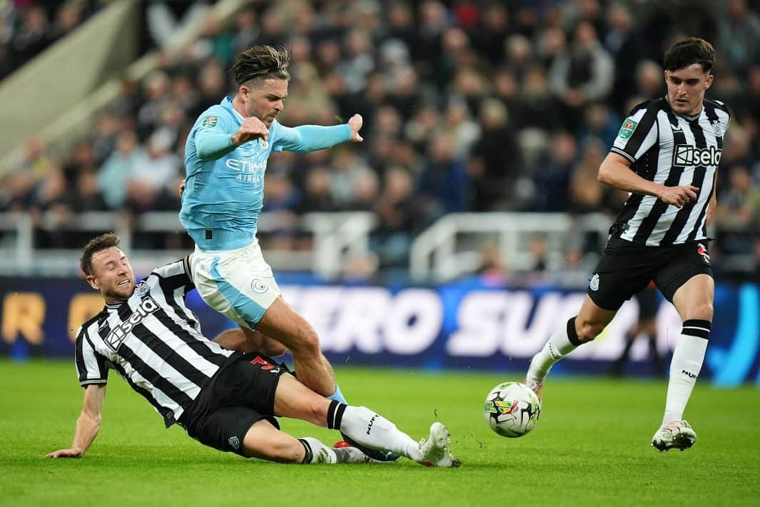 ポール・ダメットのインスタグラム：「What a feeling putting the black and white shirt back on at St James Park, clean sheet and through to the next round 🖤🤍」