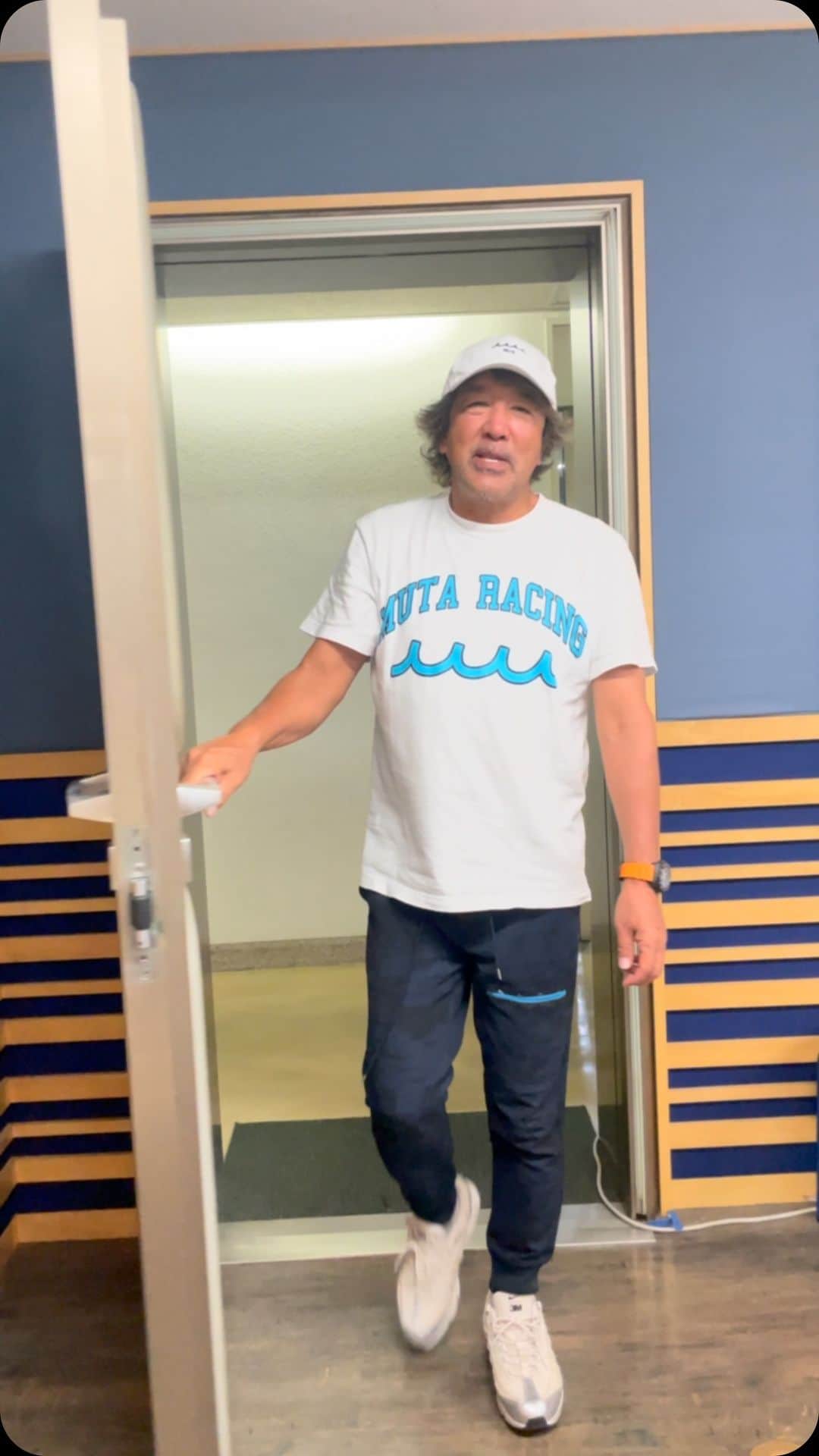のインスタグラム：「今日も17時から生放送！！ FM愛知イブニングストリート よろしくお願い致します。  #FM愛知 #イブニングストリート #黒岩唯一 #ラジオ #ラジオ付きと繋がりたい #生放送 #807 #チャゲ＆飛鳥 #YAHYAHYAH #ラジ王 #優勝 #歌ってみた」