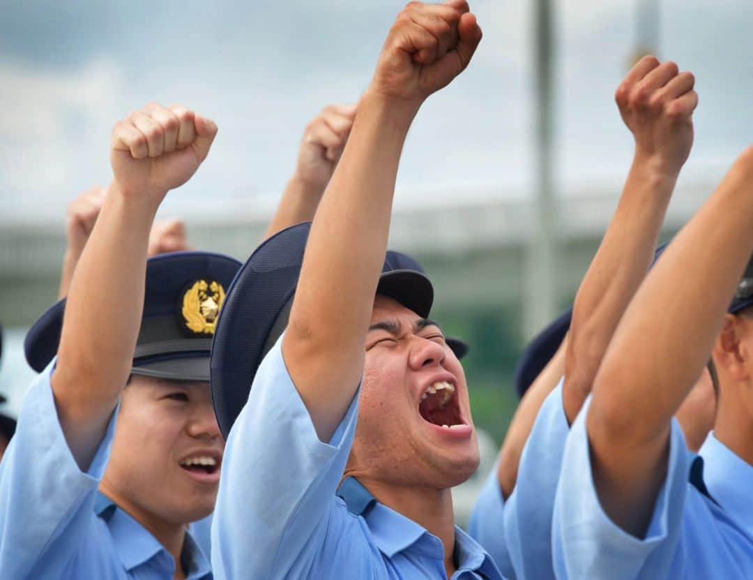 大阪府警察のインスタグラム：「【いくぞ！第一線！！】 令和5年9月22日、大阪府警察学校において、初任科249期短期課程の卒業式を行いました。 教養訓練を終えた卒業生たちは、思い出多き警察学校を巣立ち、府民の安全と安心を守るため、第一線へと赴任しました。  #大阪府警察公式 #大阪府警察 #大阪府警 #府警 #警察 #警察官 #女性警察官 #おまわりさん #警察学校 #初任科 #卒業式 #卒業 #分列行進 #敬礼 #担任教官 #教養訓練 #訓練 #巣立ち #府民 #信頼 #制服 #仲間 #同期の絆 #同期 #絆 #希望 #第一線 #府民を守る」