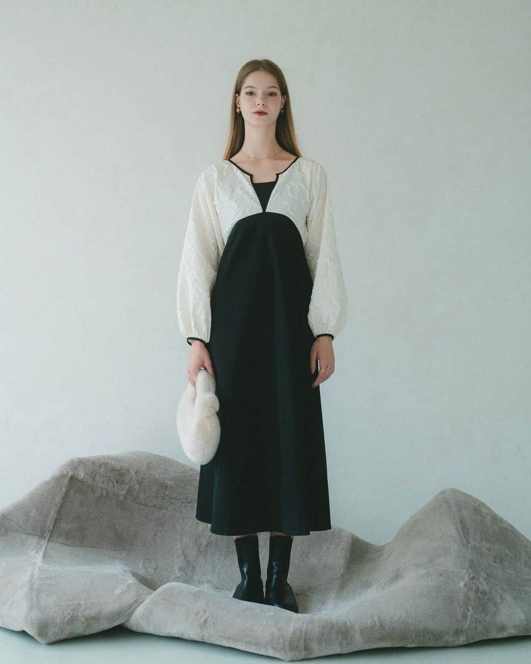 Vannie Officialのインスタグラム：「-POPUP information-  ︎︎ 【POPUP限定商品】 POPUP限定アイテムを2型販売致します。 ZOZOTOWNでの販売予定はございませんので 是非ご来店お待ちしております。 1.cable short knit ivory / yellow ¥4,950(tax in)  2. archwaist jacquard onepiece black ¥6,600(tax in)  ︎︎ 【ノベルティ】 ・classic rogo tote bag / beige ・pearl heart rabbit 税込1万円以上お買い上げでバック、キーホルダーどちらか1つプレゼント。 税込2万円以上お買い上げでバック、キーホルダーどちらもプレゼント。  ︎︎ 店頭に並ぶ商品リストは画像よりご確認ください。(POPUPハイライトにも同じものがございます)  ︎︎ 試着は1回につき2点まで。 #vannie_u」