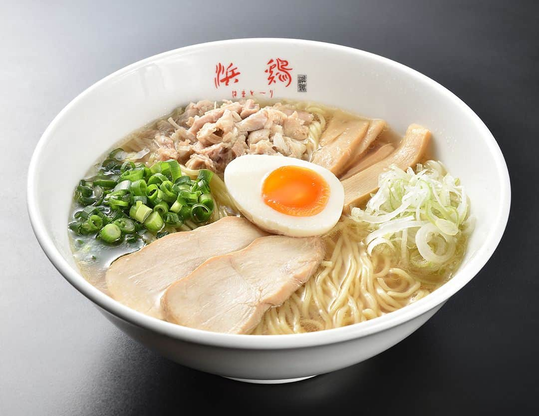 福島県のインスタグラム：「【浜鶏（はまど〜り）ラーメン】  ラーメン大国の福島県で生まれた新名物、浜鶏ラーメンをご存知でしょうか？  浜鶏ラーメンは福島県浜通り地区の名物になるようにと名付けられたラーメンです。  あっさりながらコクを味わえる鶏がらスープに、魚介をアクセントにしたこだわりのダブルスープで、鶏の旨味が凝縮された逸品になっています。  スープ、麺、トッピング、薬味など全てにこだわり抜いた浜鶏ラーメンは発売から間もないうちに話題となっています。ぜひ一度食べに行ってみてはいかがでしょうか？  ※現在は「さくらモールとみおか」と「いわき・ら・ら・ミュウ」で食べることができます。  #浜鶏ラーメン #福島ラーメン #ラーメン #浜通り #福島県 #fukushima #RealizeFukushima #NotADreamFukushima #ひとつひとつ実現するふくしま」