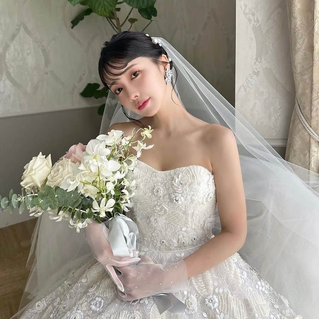 Choole 業界初、オンライン結婚式準備サービスさんのインスタグラム写真 - (Choole 業界初、オンライン結婚式準備サービスInstagram)「【#えみ姉 】  #ウエディングドレス  #カラードレス  #ウエディングフォト  こんばんは！トキハナ編集部です✨  今回は全女子の憧れえみ姉の結婚式コーディネートをご紹介します🥹💖 - - - - - - - -  Photo by @emk_oooo  - - - - - - - --   ——————————————————  ⚜️トキハナInstagramとは？  ・結婚式準備に役立つ情報を毎日投稿♡  ・まだ結婚式場が決まっていない花嫁さまへ🌸  ドレス試着・パーソナルカラー診断イベント  定期開催中👗🌈   ・お見逃しのないよう  @tokihana_weddingからフォローください✨   ⚜️トキハナって？   LINEで式場探し使いやすさNo.1✨  『結婚式場見学予約サイト👰🏻‍♀️』    🕊トキハナの特徴🕊   ・持ち込みOKの式場掲載数No.1(自社調べ)👑  ・即決不要で、最大割引が貰える💰  ・自分たちの費用が見学前にわかるから安心💛  ・LINEでいつでも元プランナーに相談できる💡  ・カンタン診断で好みの式場が見つけられる💖  ・ドレス最大50%オフクーポンもget👗  登録はID検索orQRコードから▼   ID:@608xvfyd  —————————————————   #ウエディングドレス #カラードレス #ドレス #ドレス試着 #ドレス迷子 #ドレス探し  #結婚式 #結婚式準備 #プレ花嫁 #卒花嫁 #オシャレ花嫁  #花嫁  #花嫁美容  #結婚報告 ＃トキハナ」9月28日 16時52分 - tokihana_wedding