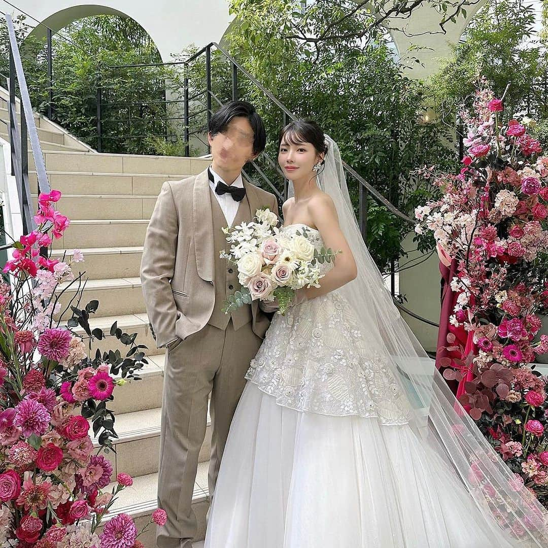 Choole 業界初、オンライン結婚式準備サービスさんのインスタグラム写真 - (Choole 業界初、オンライン結婚式準備サービスInstagram)「【#えみ姉 】  #ウエディングドレス  #カラードレス  #ウエディングフォト  こんばんは！トキハナ編集部です✨  今回は全女子の憧れえみ姉の結婚式コーディネートをご紹介します🥹💖 - - - - - - - -  Photo by @emk_oooo  - - - - - - - --   ——————————————————  ⚜️トキハナInstagramとは？  ・結婚式準備に役立つ情報を毎日投稿♡  ・まだ結婚式場が決まっていない花嫁さまへ🌸  ドレス試着・パーソナルカラー診断イベント  定期開催中👗🌈   ・お見逃しのないよう  @tokihana_weddingからフォローください✨   ⚜️トキハナって？   LINEで式場探し使いやすさNo.1✨  『結婚式場見学予約サイト👰🏻‍♀️』    🕊トキハナの特徴🕊   ・持ち込みOKの式場掲載数No.1(自社調べ)👑  ・即決不要で、最大割引が貰える💰  ・自分たちの費用が見学前にわかるから安心💛  ・LINEでいつでも元プランナーに相談できる💡  ・カンタン診断で好みの式場が見つけられる💖  ・ドレス最大50%オフクーポンもget👗  登録はID検索orQRコードから▼   ID:@608xvfyd  —————————————————   #ウエディングドレス #カラードレス #ドレス #ドレス試着 #ドレス迷子 #ドレス探し  #結婚式 #結婚式準備 #プレ花嫁 #卒花嫁 #オシャレ花嫁  #花嫁  #花嫁美容  #結婚報告 ＃トキハナ」9月28日 16時52分 - tokihana_wedding