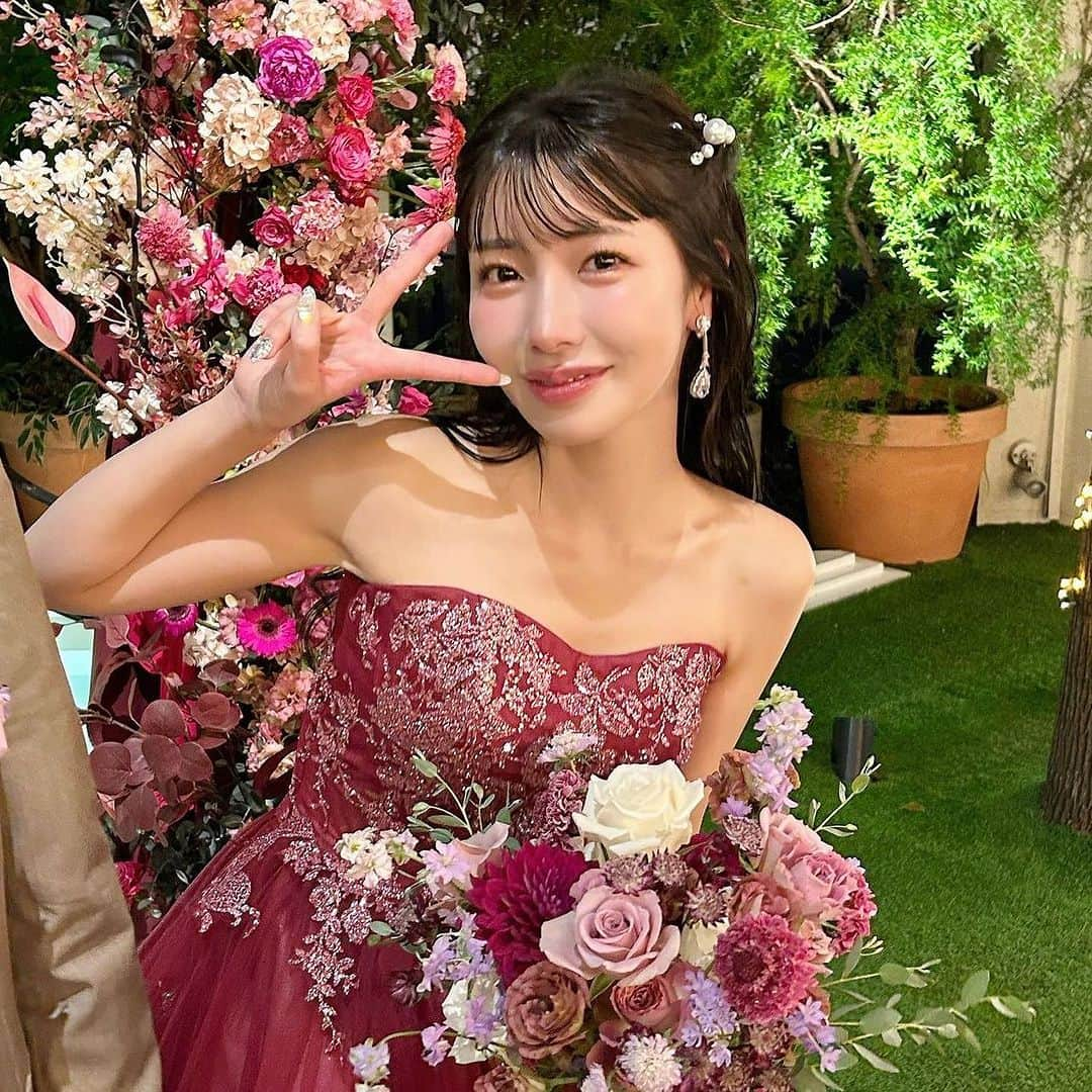 Choole 業界初、オンライン結婚式準備サービスさんのインスタグラム写真 - (Choole 業界初、オンライン結婚式準備サービスInstagram)「【#えみ姉 】  #ウエディングドレス  #カラードレス  #ウエディングフォト  こんばんは！トキハナ編集部です✨  今回は全女子の憧れえみ姉の結婚式コーディネートをご紹介します🥹💖 - - - - - - - -  Photo by @emk_oooo  - - - - - - - --   ——————————————————  ⚜️トキハナInstagramとは？  ・結婚式準備に役立つ情報を毎日投稿♡  ・まだ結婚式場が決まっていない花嫁さまへ🌸  ドレス試着・パーソナルカラー診断イベント  定期開催中👗🌈   ・お見逃しのないよう  @tokihana_weddingからフォローください✨   ⚜️トキハナって？   LINEで式場探し使いやすさNo.1✨  『結婚式場見学予約サイト👰🏻‍♀️』    🕊トキハナの特徴🕊   ・持ち込みOKの式場掲載数No.1(自社調べ)👑  ・即決不要で、最大割引が貰える💰  ・自分たちの費用が見学前にわかるから安心💛  ・LINEでいつでも元プランナーに相談できる💡  ・カンタン診断で好みの式場が見つけられる💖  ・ドレス最大50%オフクーポンもget👗  登録はID検索orQRコードから▼   ID:@608xvfyd  —————————————————   #ウエディングドレス #カラードレス #ドレス #ドレス試着 #ドレス迷子 #ドレス探し  #結婚式 #結婚式準備 #プレ花嫁 #卒花嫁 #オシャレ花嫁  #花嫁  #花嫁美容  #結婚報告 ＃トキハナ」9月28日 16時52分 - tokihana_wedding