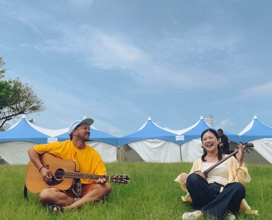 大山百合香さんのインスタグラム写真 - (大山百合香Instagram)「. 2023.9.23 《Wind From The South》 桜島に見守られながら心地良い風が南から吹いていた 沖永良部&与論フェスin鹿児島ウォーターフロントパーク9.23🏝  去年は骨折で出演できなかったけれど 今年も声をかけて頂き、リベンジできました！ 感謝です🥹  本番は、朝光介兄と"サイサイ節"を♪ 沖永良部メンバーを中心に皆さんと総踊りからにぎやかにスタート！ そして、これまでも何度かご一緒した 琉球國祭り太鼓鹿児島支部の皆さんと 『花ノしずく』『島唄』をコラボ♪ 桜島を眺めながら、エイサーの音と太鼓、お囃子に 歌いながらも鳥肌がとまらなかった！ 歌いながら踊りながらメンバーと目が合い笑顔になりボルテージが上がる瞬間、たまりません🔥  出会いや再会もたくさんあり嬉しかったなぁ🌈  沖永良部島の繋がりやご縁をより一層感じた1日となりました！  暑い中、会場にお越しくださった皆さま 企画、前日からの準備等々して下さったwfts2023実行委員の皆さま、スタッフの皆さま、本当にありがとうございました🙏  #ohyamayurika #ohyamayurikaofficial  #大山百合香 #沖永良部島 #与論 #奄美大島 #鹿児島 #wfts2023」9月28日 16時54分 - ohyamayurika