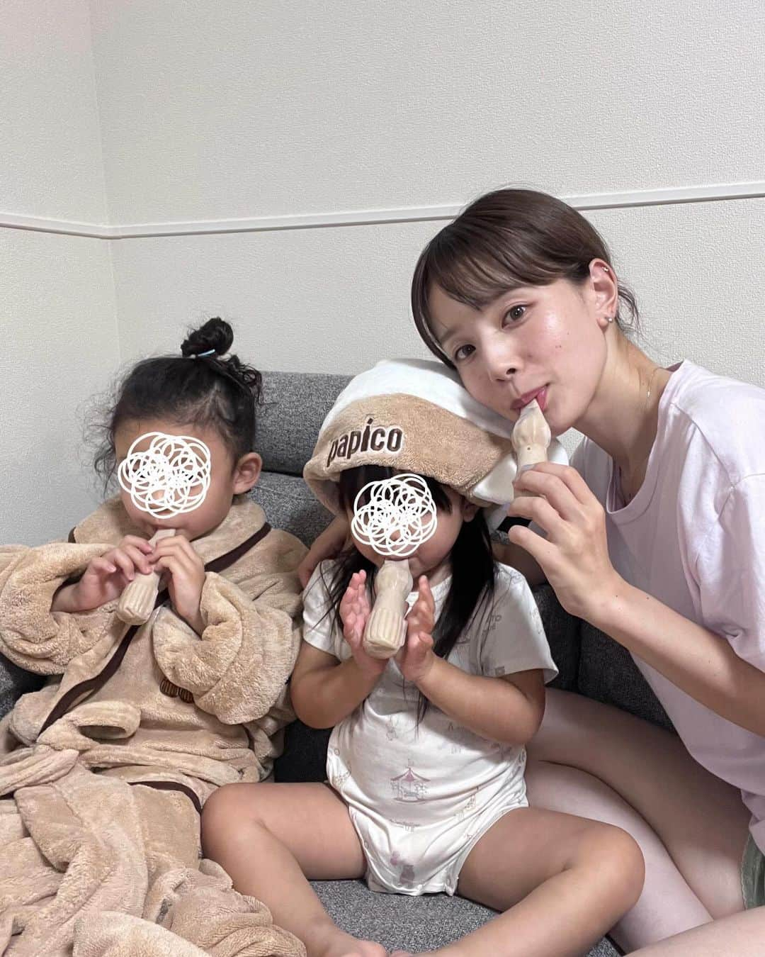 目見田早弥子さんのインスタグラム写真 - (目見田早弥子Instagram)「お風呂上がりに子供たちも私も大好きなパピコ🫶🏻 なめらかでしっかりチョココーヒーの味するのに 後味すっきりでずーっと大好きなアイス🍨🤍 期間限定の梨味と チョココーヒー味が大好きでよく食べる♡ 今回グリコさんからご依頼をいただいて まるでパピコのようななめらかふわふわな肌触りのバスローブと パピコの“アレ型”の形のタオルキャップを 着用させていただきました💞 バスローブとタオルキャップを身につけて食べるパピコは 格段とおいしかったみたいで 二人とも終始きゃっきゃしてました👏🏻  なんとこのバスローブとタオルキャップが当たる キャンペーンが実施されます💫 パピコ袋タイプ2個か箱タイプ1個を購入したレ シートで応募できます◎ 詳細はキャンペーンサイトをご覧ください🎀 期間は2023年9月25日〜2024年1月10日です。  "湯上がりパピコ!"で検索してみてね🔍  #PR #Glico #パピコ #湯上がりパピコ #papico  #キャンペーン」9月28日 16時56分 - sayako_memida