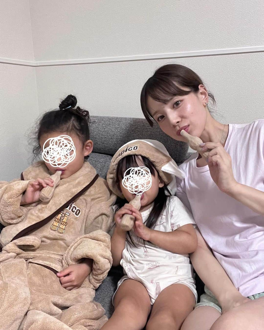 目見田早弥子さんのインスタグラム写真 - (目見田早弥子Instagram)「お風呂上がりに子供たちも私も大好きなパピコ🫶🏻 なめらかでしっかりチョココーヒーの味するのに 後味すっきりでずーっと大好きなアイス🍨🤍 期間限定の梨味と チョココーヒー味が大好きでよく食べる♡ 今回グリコさんからご依頼をいただいて まるでパピコのようななめらかふわふわな肌触りのバスローブと パピコの“アレ型”の形のタオルキャップを 着用させていただきました💞 バスローブとタオルキャップを身につけて食べるパピコは 格段とおいしかったみたいで 二人とも終始きゃっきゃしてました👏🏻  なんとこのバスローブとタオルキャップが当たる キャンペーンが実施されます💫 パピコ袋タイプ2個か箱タイプ1個を購入したレ シートで応募できます◎ 詳細はキャンペーンサイトをご覧ください🎀 期間は2023年9月25日〜2024年1月10日です。  "湯上がりパピコ!"で検索してみてね🔍  #PR #Glico #パピコ #湯上がりパピコ #papico  #キャンペーン」9月28日 16時56分 - sayako_memida